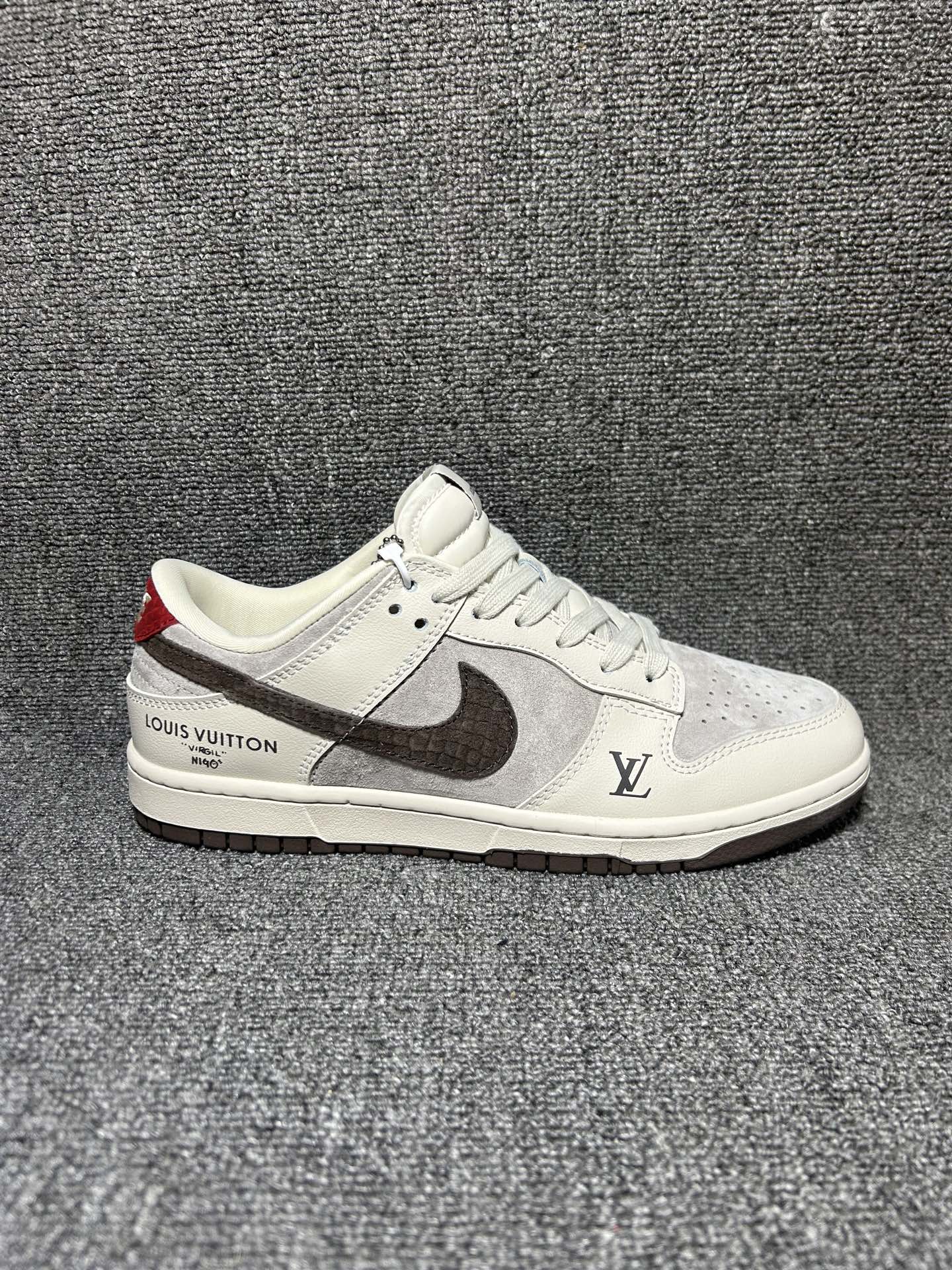 米灰LV联名 质感拉满 SB DUNK LOW 米白荔枝纹鞋面搭配灰色翻毛拼接,后跟红尾点缀吸睛度拉满,双勾设计+金属挂饰复刻潮牌联名精髓,鞋侧LV标识与VIRGIL N190字样彰显街头格调,低帮版型不挑腿型,日常穿搭轻松适配,不管是工装裤还是牛仔裤都能搭出随性高级感,上脚软弹脚感适配日常通勤与街头出街. 货号:XX3168-123