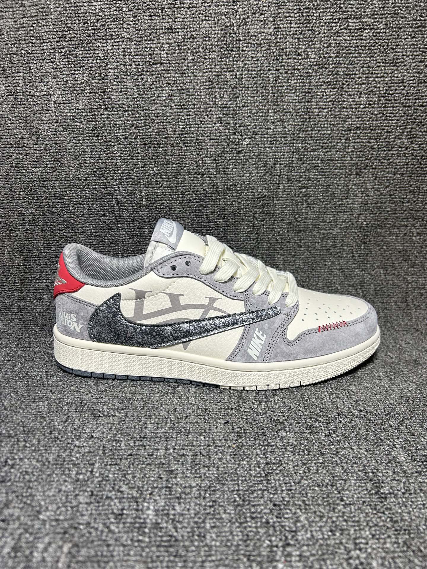 灰白倒钩LV联名 潮人必备 AIR JORDAN 1 灰白翻毛皮革打造复古质感,爆裂纹倒钩搭配鞋侧LV元素,后跟红尾撞色亮眼吸睛,鞋头红线细节拉满辨识度,低帮版型利落不拖沓,上脚自带街头氛围感,不管是搭配运动裤还是直筒裤都能轻松拿捏潮流感,脚感舒适不闷脚,日常出街、约会都能成为穿搭亮点. 货号:CW6688-118