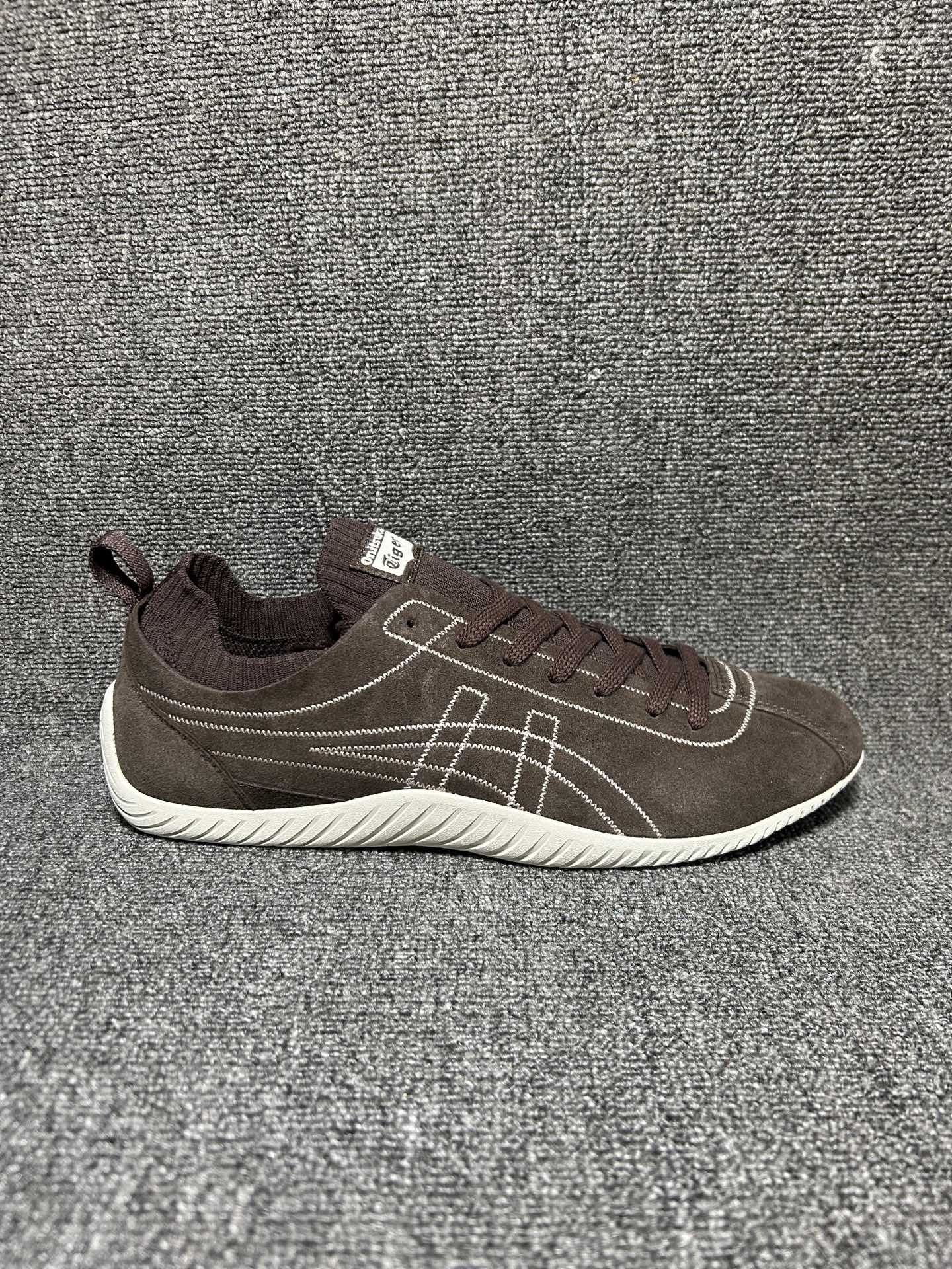Onitsuka Tiger鬼冢虎 Sclaw 经典舒适 生活休闲鞋 时尚品牌OnitsukaTiger鬼塚虎不断呈献富于现代气息的系列单品,巧妙结合经典传承与锐意创新,并融蕴时尚格调与运动风范.1949年,鬼塚喜八郎(Kihachiro Onitsuka)创立了Onitsuka有限公司,即ASICS的前身.该品牌自成立之初便以促进青少年健康为已任,一以贯之,终令OnitsukaTigerStripes成为世界知名运动品牌的代名词.如今,这一传奇仍在日本传统和现代美学的融合中延续.从历久弥新的经典造型,到别具一格的新颖风格,通过与志同道合的艺术家、文化鉴赏家合作, OnitsukaTiger鬼塚虎的每一款鞋履、服装和配饰都回荡着品牌精神. 货号: 1183C489 201