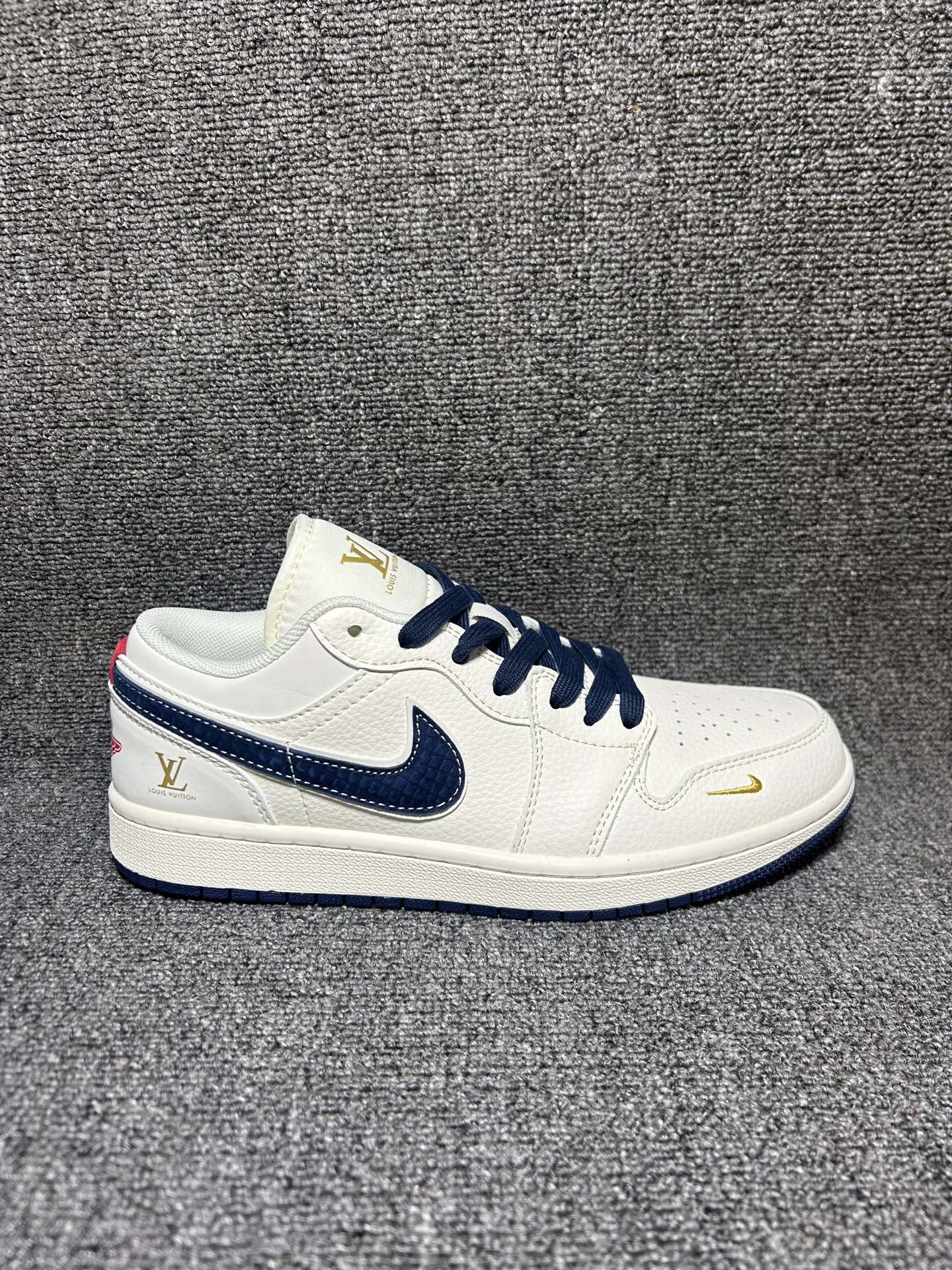 蓝金质感 低调显贵 NIKE AIR JORDAN 1,低帮版型轻盈无压.米白荔枝纹鞋身搭配藏蓝鳄鱼纹双勾,鞋头小金勾与后跟LV标识暗藏细节,深蓝鞋带与外底呼应配色,复古又高级,上脚舒适不闷脚,轻松适配休闲、通勤等多种场合,是日常穿搭的百搭利器. 货号:XX3168-171