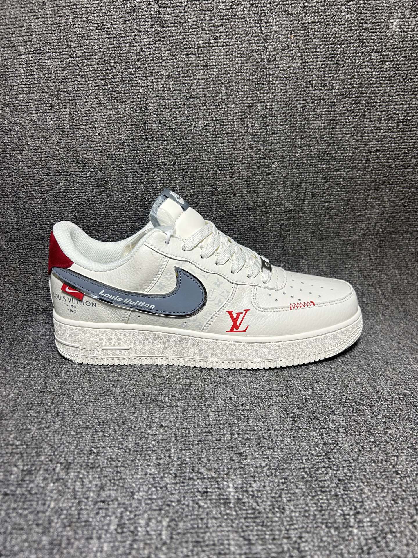 白蓝红撞 潮酷出圈 NIKE AIR FORCE 1,经典空军一号版型自带潮流基因.米白鞋身压印品牌老花,红调后跟与LV标识点亮整体,亮面蓝调双勾搭配Louis Vuitton字样,鞋头红色刺绣细节满满,AIR厚底软弹舒适,上脚增高显瘦,轻松打造街头感穿搭. 货号:MM3399-830