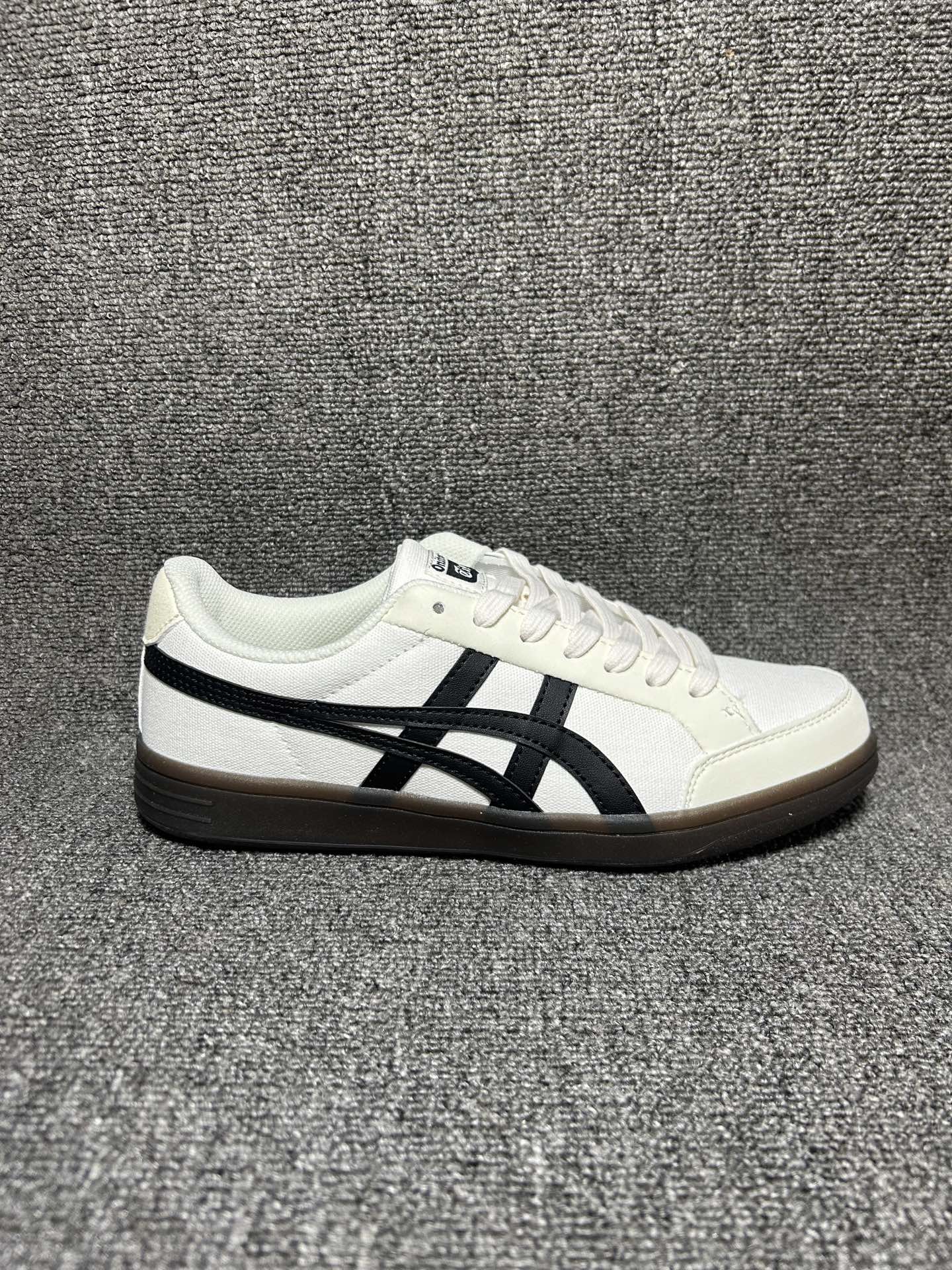 Onitsuka Tiger Tokuten 亚瑟士 复古低帮休闲跑鞋 实拍首发 TOKUTEN的灵感来源于80年代的室内用鞋 T-TOE前足补强设计 室内鞋的橡胶大底元素 复古经典 是TIGER拥趸追捧款 鞋跟 鞋舌处印有鬼塚虎特有的品牌logo标志 提升品牌的认知度 柔软内里材质 穿着更加舒适 改良后鞋底设计 更具防滑性 官方货号:1183B799-101