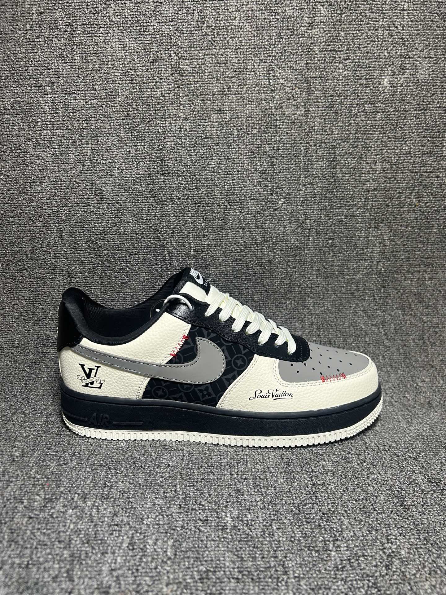 奢潮联名 质感拉满 AIR FORCE 1 米白荔枝纹鞋面搭配黑灰撞色拼接,经典LV Monogram印花与金属挂饰暗藏细节,鞋侧手写体标识与红色缝线彰显工艺,双勾设计复刻经典,低帮厚底自带增高效果,软质鞋床舒适脚感拉满,适配日常出街与多种穿搭风格,轻松打造潮酷造型. 货号:XL1979-304