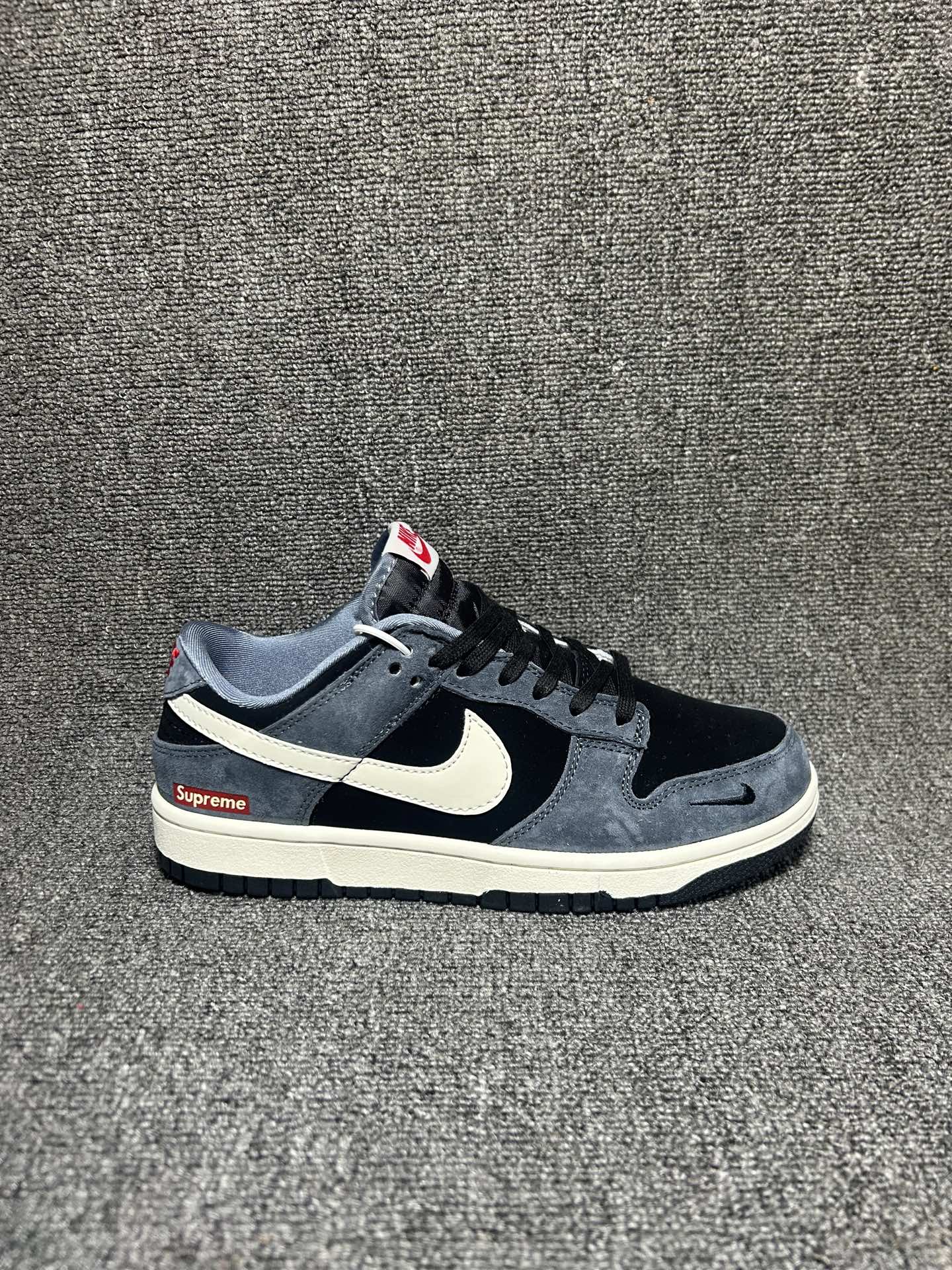 海外高端定制限量发售!Nike SB Dunk × Supreme 限定联名款👟 年度必入街头神鞋! 高端麂皮打造鞋身,黑灰渐变超有质感 米白钩子+后跟Supreme小标,细节直接封神 复古板鞋版型修饰腿型,显高显瘦 软弹防滑大底,通勤、滑板、暴走全天舒适 配色百搭不挑衣,男女同款情侣款 潮男潮女出街炸街刚需,上脚回头率爆表. 货号:DG1988-016