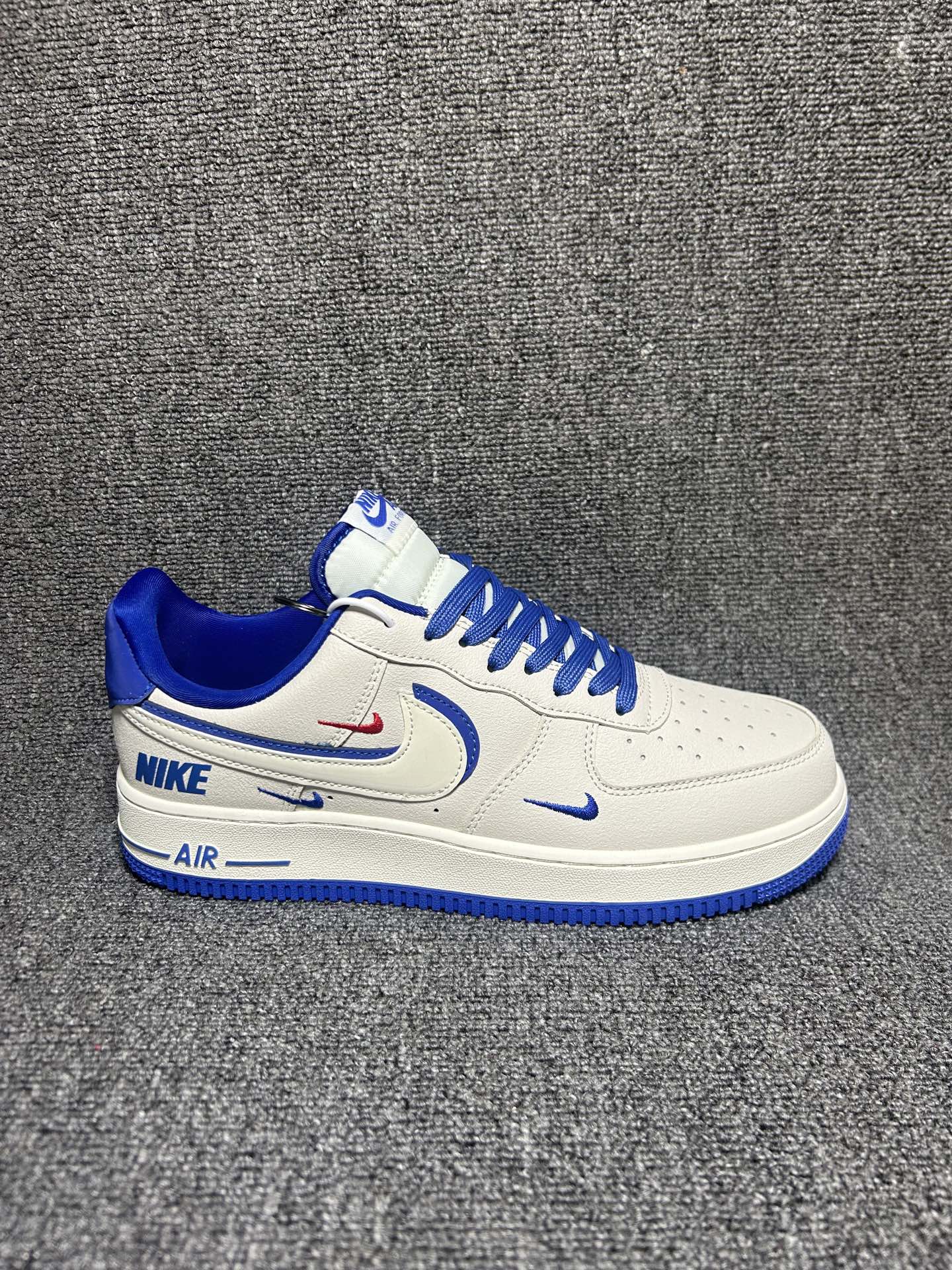 米白蓝勾 空军潮搭 NIKE AIR FORCE 1 以米白皮革为基底,搭配亮眼蓝调Swoosh与鞋边细节,金属Nike挂饰点缀鞋身,自带复古潮流质感,经典空军版型上脚舒适百搭,无论是休闲牛仔裤还是运动束脚裤都能轻松驾驭,日常出街轻松拿捏吸睛造型. 货号:DF0188-154