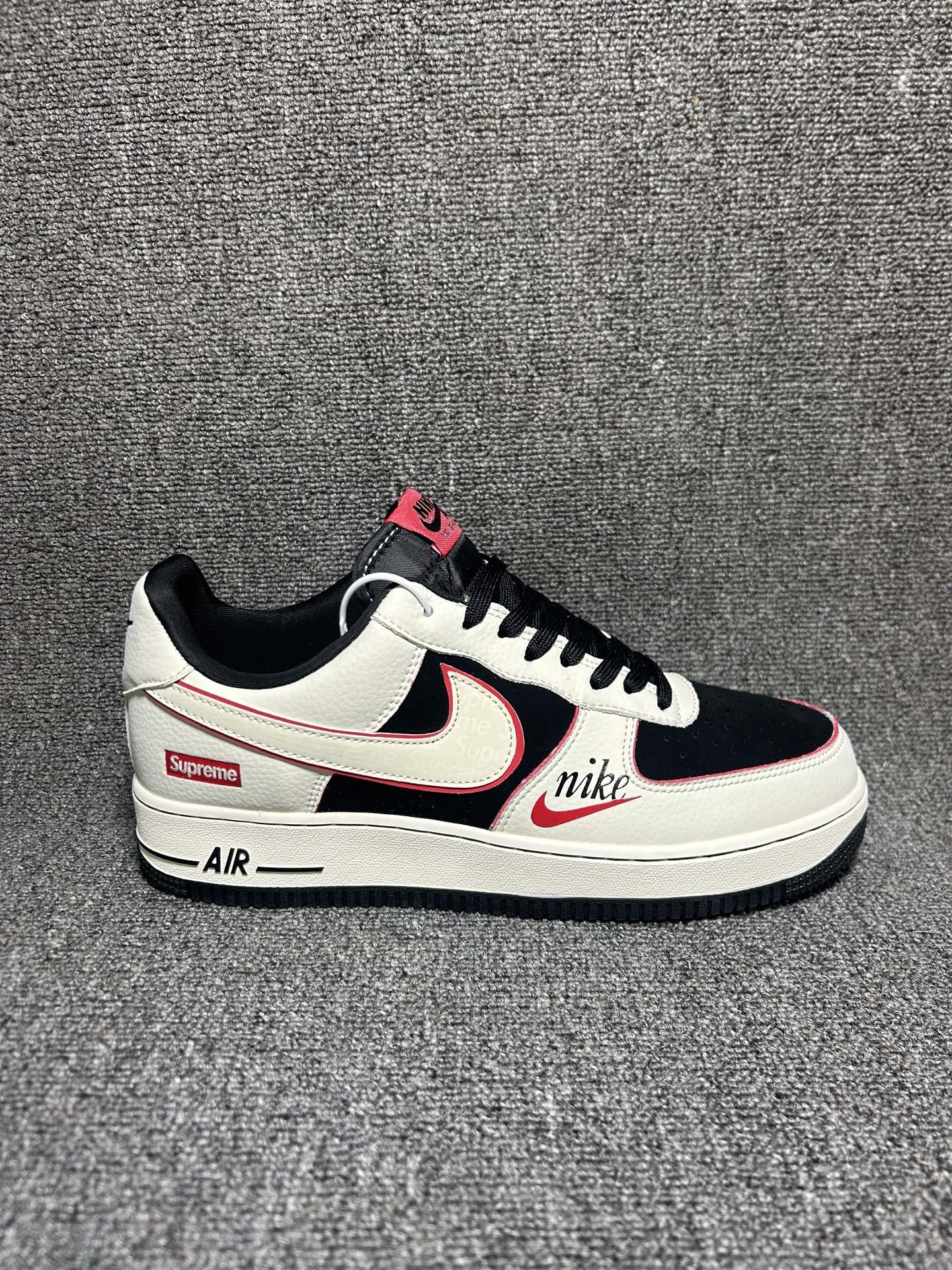 米黑撞色,红标点睛,潮范拉满!Nike Air Force 1 Low(Supreme联名)空军一号 爆款高端定制 米白黑色搭配红点缀,视觉上层次分明;米白荔枝纹质感柔软,黑色磨砂纹理细腻;耐克勾满印Sup反光辨识度极高,边缘用红色线条勾勒,和鞋侧的红色迷你“nike”手写体相呼应;设计拉满.定制鞋盒 超高清洁度 细节完美 货号:DF0188-148