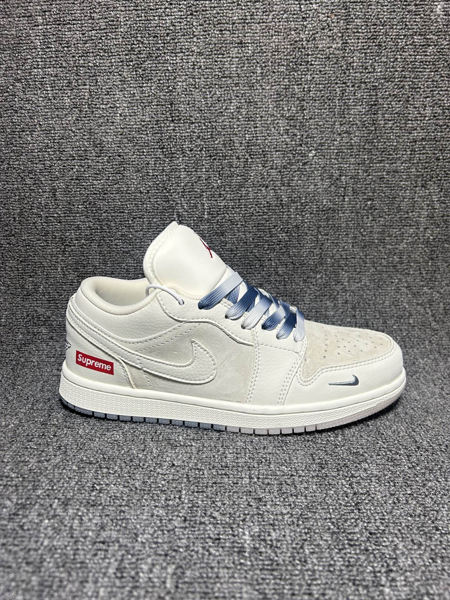 潮牌联名质感拉满 AIR JORDAN 1低帮重磅联名款来袭,米白拼浅灰麂皮拼接鞋面层次高级细腻,侧边mini小勾点缀精致吸睛,后跟Supreme红标辨识度直接拉满,撞色鞋带搭配专属挂饰细节氛围感十足,软弹中底兼顾日常走路舒适度,奶白浅灰调温柔百搭,通勤、街头穿搭轻松驾驭,皮革混麂皮材质耐穿不易脏,简约复古造型男女上脚都超有格调,小众联名款不容易撞鞋,颜值质感双在线,日常出街穿搭刚需款. 货号:QL1988-010
