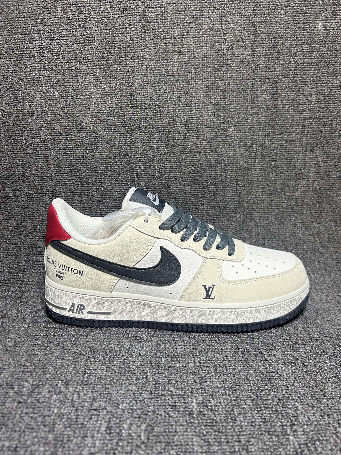 轻奢潮鞋空军顶配 AIR FORCE 1 米白拼接皮质鞋面质感细腻,黑勾红后跟撞色设计高级吸睛,鞋身浮雕LV标识自带轻奢格调,后跟印刷复古字母点缀细节,空军经典低帮版型自带隐形增高效果,软弹中底久穿不累,通勤逛街、校园出街都适配,简约版型兼容各类裤装,春夏上脚清爽显贵,轻松打造高端街头穿搭. 货号:LF6688-007