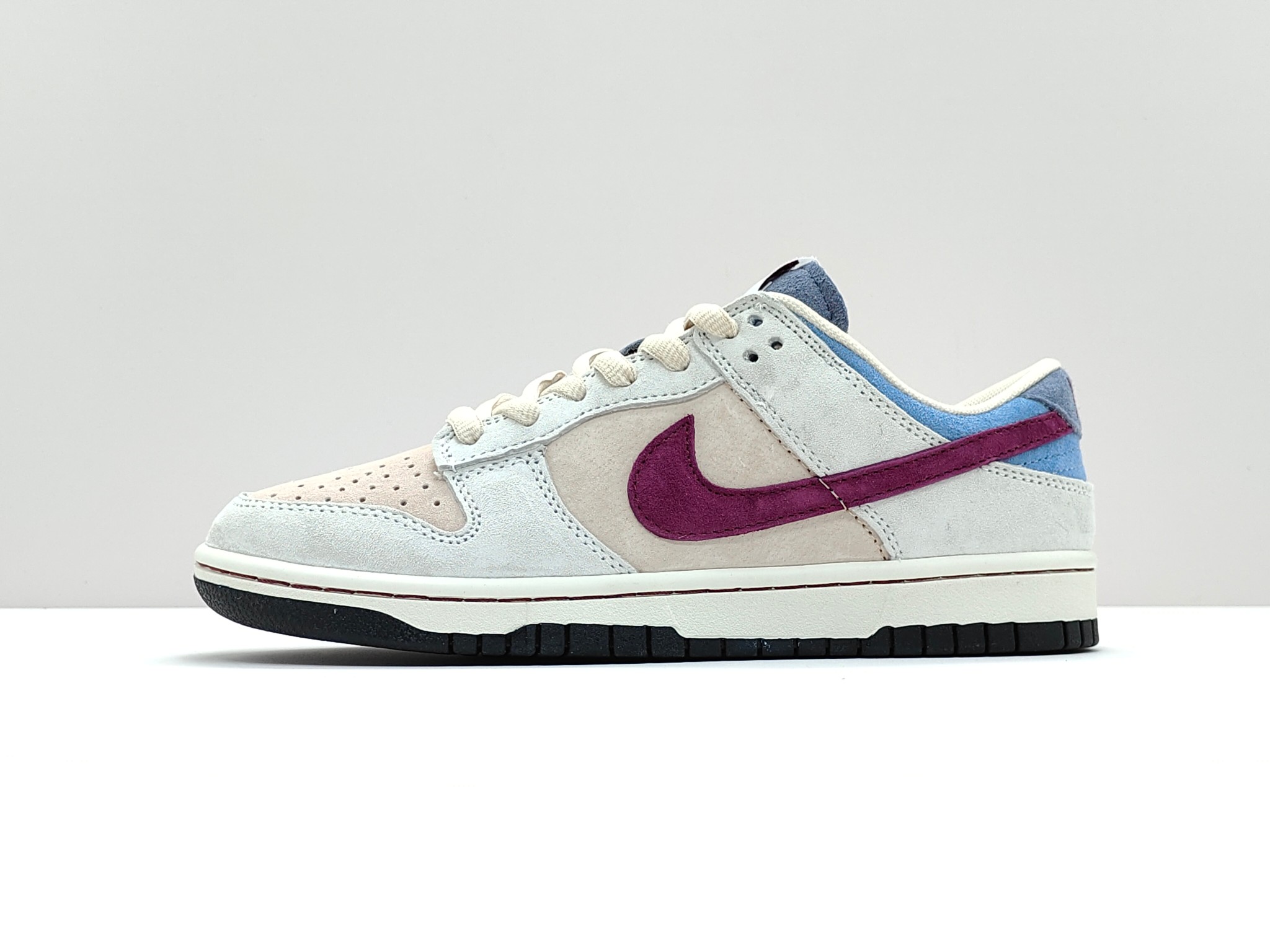 💰140 藏马#LF0039-005 公司级🌲耐克大友克洋联名Otomo Katsuhiro x Nk SB Dunk Low "Steamboy OST" 著名漫画大师-大友克洋低帮运动休闲板鞋 阿根廷冠军 蒸汽少年摩卡板鞋，配色以主人公雷为基调浓重的怀旧味道秋冬专属配色鞋身整体采用麂皮材质打造以摩卡为主色调。鞋身的框架以及Swoosh处拼接而成。鞋带、鞋身整体视觉效果十分亮眼，鞋底采用白色中底搭配黑色外底呈现，为整个设计收尾 。 码数： 36 36.5 37.5 38 38.5 39 40 40.5 41 42 42.5 43 44 45