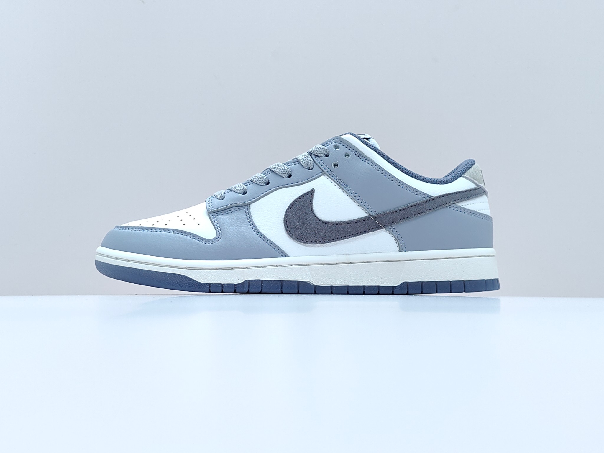 💰140 🌳本白灰FJ4188-100 Nike Dunk Low 滑耐磨 低帮 板鞋 男女同款 白灰 全新2023版同步官方 终端优势供应 细节满满 性价比十足 全套配件齐全 品质随意秒杀市面各种文案党嘴炮"纯原" 大厂出品 极力推荐 原装头层材料 独家版型蒸餾加工帶來的是更好的视觉和脚感体验大厂纯原品质出货 清洁度 电绣工艺 皮料切割干净无任何毛边 细节完美 尺码：35.5 36 36.5 37.5 38 38.5 39 40 40.5 41 42 42.5 43 44 44.5 45 46