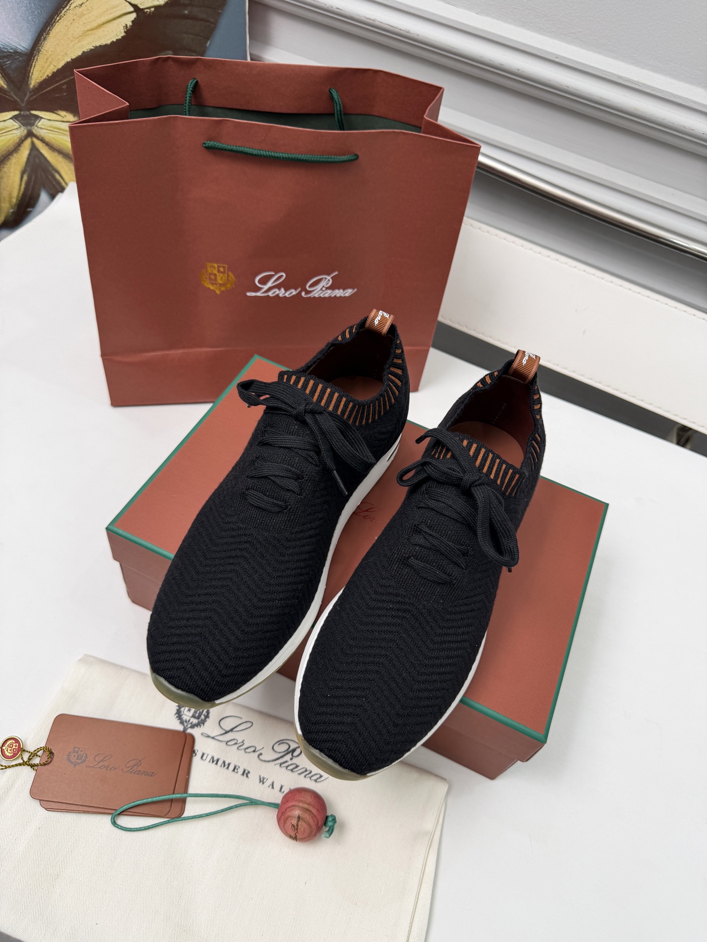 NO:832802,This sneaker redefines the iconic 360LP with a modern perspective, featuring a new shape and a wider silhouette for exceptional comfort. An ultra-light sole creates a charming modern aesthetic, with a Wⅰsh wool piqué knit upper with a sophisticated lining, soft suede on the toe and soft leather on the heel. Treated with StormSystem to adapt to all weather conditions. Bag-like construction  The upper adopts a classic slip-on structure and is equipped with extra laces to comfortably wrap your feet. The sole is made of lightweight and soft material to absorb the pressure caused by the impact of walking. The bottom adopts a new elegant design and is suitable for daily wear. Size 39-46, loro piana, sneakers19860909这款运动鞋以现代视角重新定义标志性360LP,采用全新外形和更宽大的廓形设计,营造超凡舒适的穿着体验.超轻鞋底营造迷人的现代美感,Wⅰsh羊毛珠地针织鞋面,搭配考究衬里,鞋头设有柔软绒面革,鞋跟点缀柔软皮革.经StormSystem处理,适应各种天气情况. 袋状结构 鞋面采用经典套穿式结构,配有额外鞋带舒适包裹双脚,鞋底采用轻盈柔软材料制成,可吸收走路冲击带来的压力,底面采用全新优雅设计,适合日常穿着 码数39-46,,loro piana,sneakers,Men's shoes