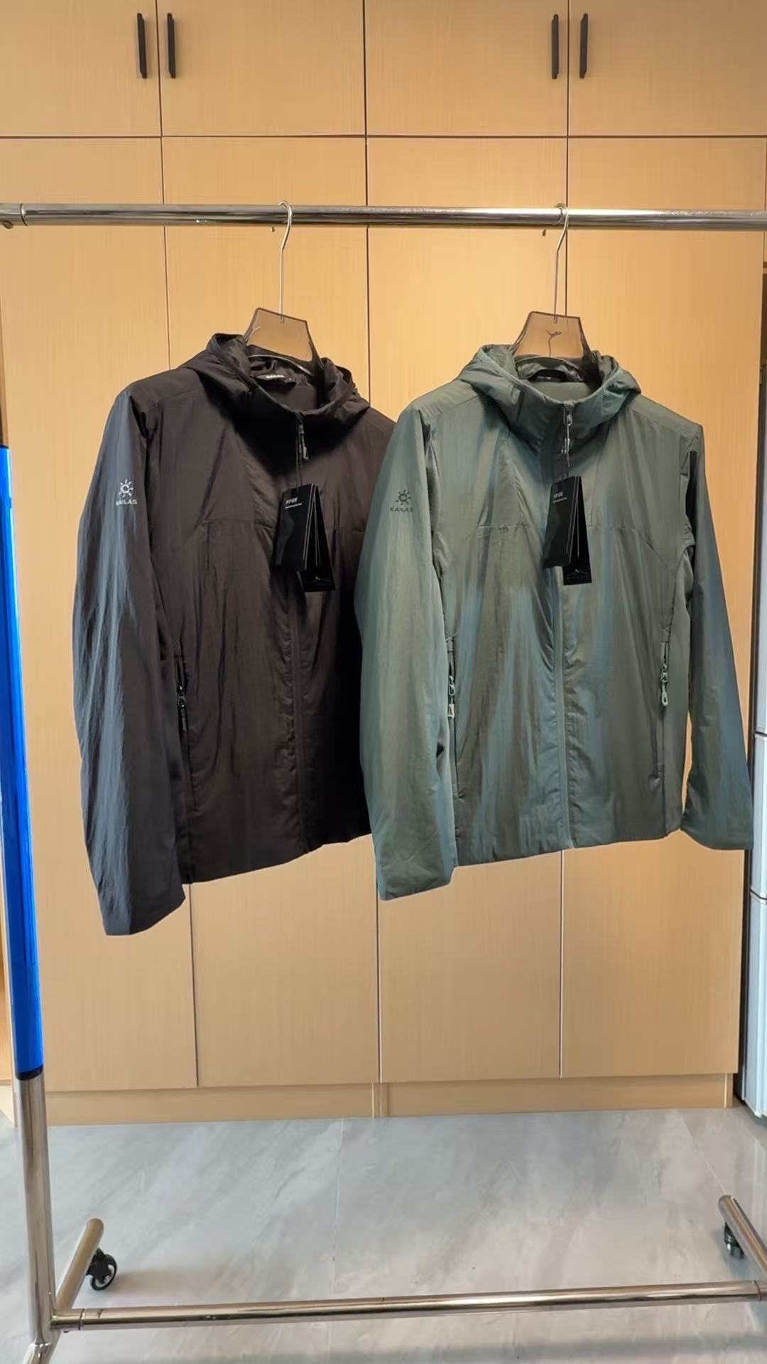 瓦莱斯特拉 Valextra 高定典藏名品高定成衣时装外套连衣裙衬衫T恤 #4308C9C4 2