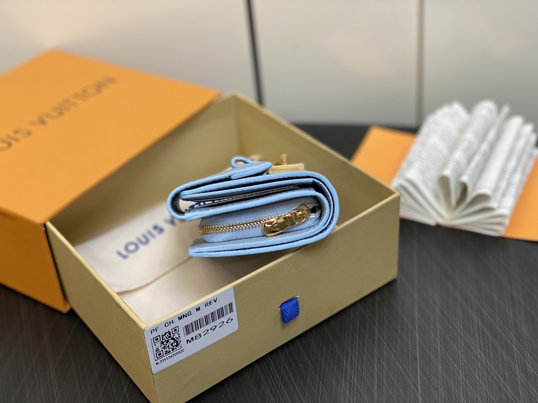 顶级原单M82926浅蓝色全皮压花钱包系列PochetteMetisCompact钱夹和梅蒂斯”系列的皮