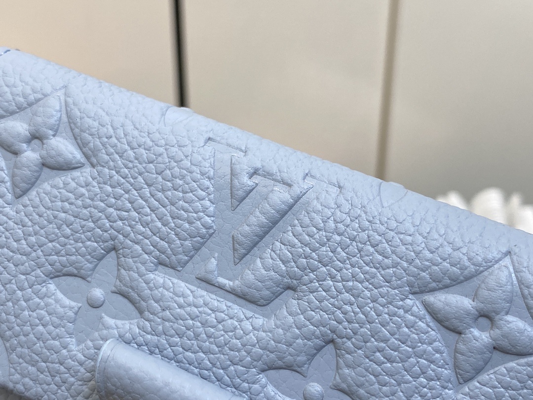 顶级原单M82926浅蓝色全皮压花钱包系列PochetteMetisCompact钱夹和梅蒂斯”系列的皮