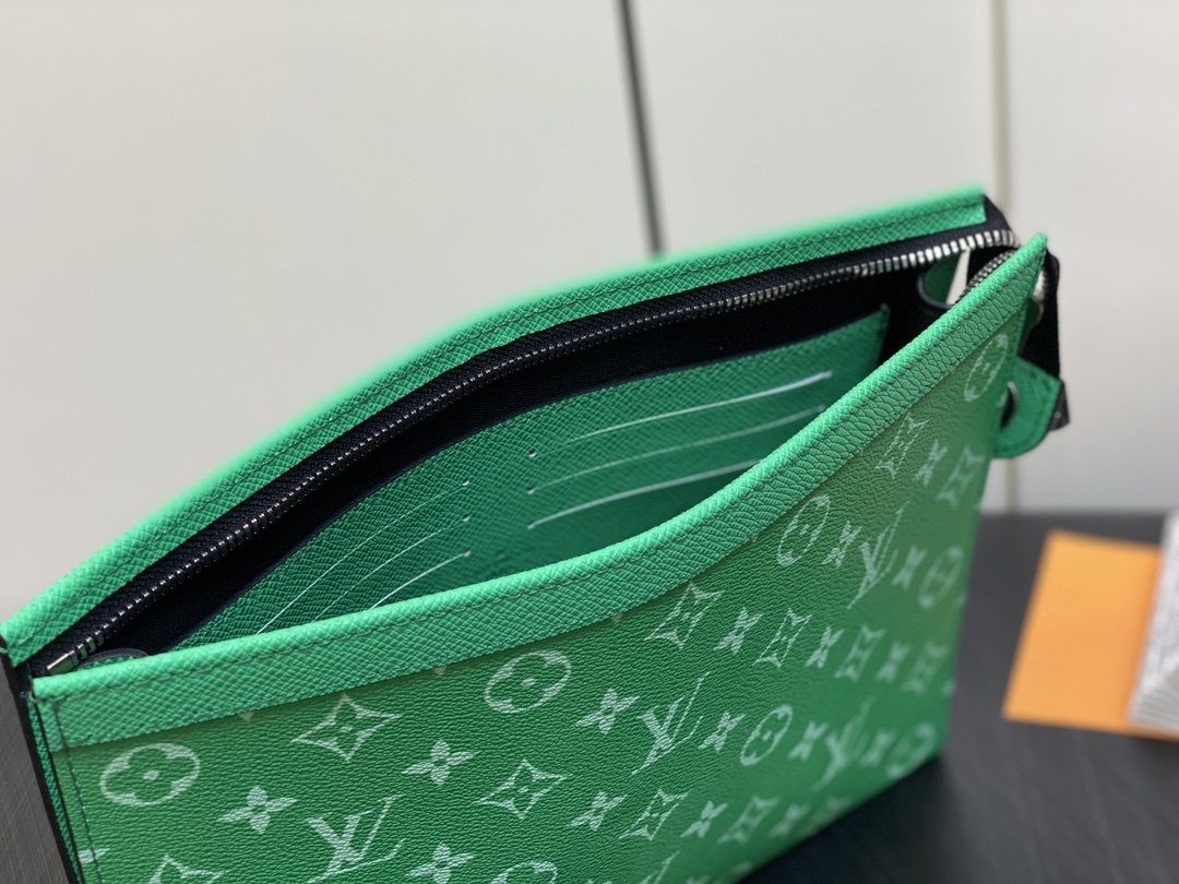 顶级原单M83099绿色手包手拿包系列POCHETTEVOYAGE中号手袋全皮由全新标志性黑灰Monog