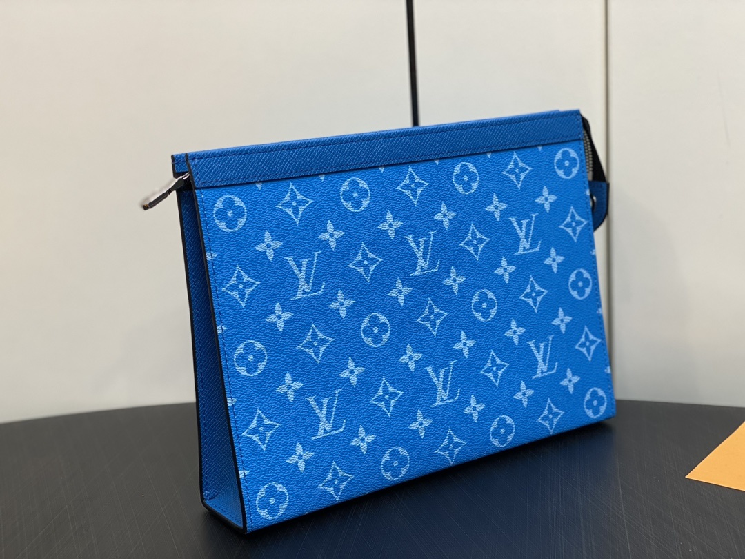 顶级原单M83099蓝色手包手拿包系列POCHETTEVOYAGE中号手袋全皮由全新标志性黑灰Monog