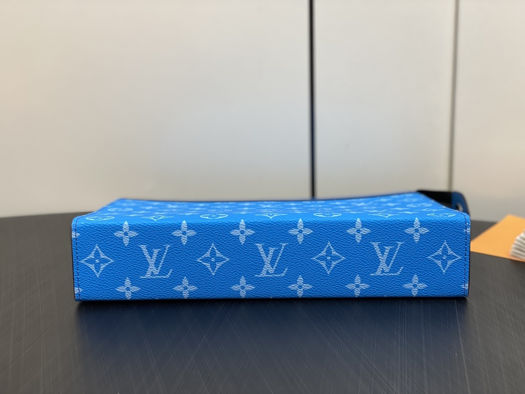 顶级原单M83099蓝色手包手拿包系列POCHETTEVOYAGE中号手袋全皮由全新标志性黑灰Monog