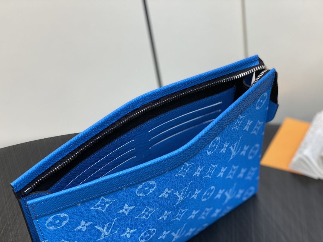 顶级原单M83099蓝色手包手拿包系列POCHETTEVOYAGE中号手袋全皮由全新标志性黑灰Monog