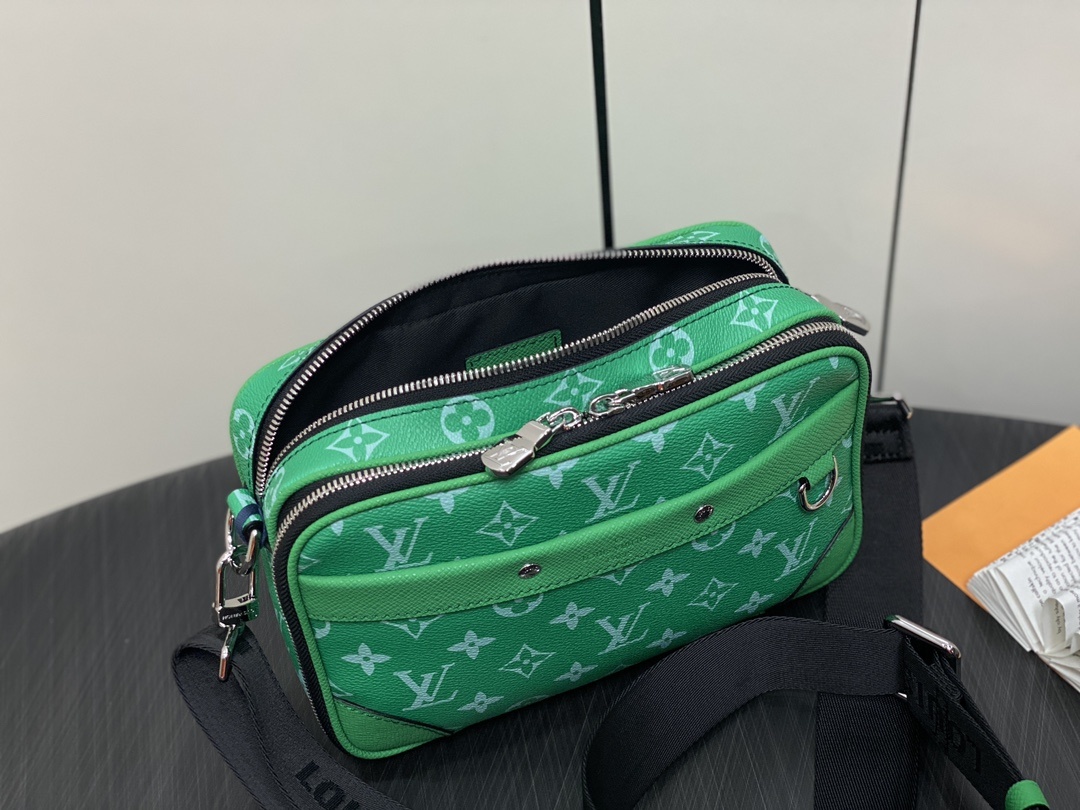 顶级原单M30997绿色男包邮差包系列ALPHA邮差包本款Alpha邮差包展现Monogram帆布与Ta