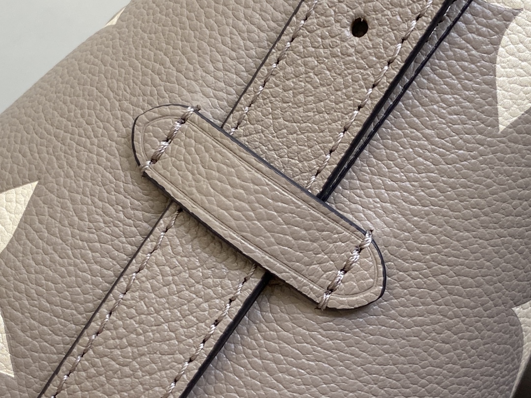 出厂价720【台湾货】M46288卡其丝印 M47180 全皮购物袋系列 小号 CarryAll 小号手袋 取材 Monogram 全皮压花皮革，成就都市生活的贴身伴侣。充裕构型设有齐整内层，大号内袋再添功能元素。Monogram  拉链手拿包通过皮革带固定。尺寸：29.0 x 24.0 x 12.0 厘米 (长 x 高 x 宽) 