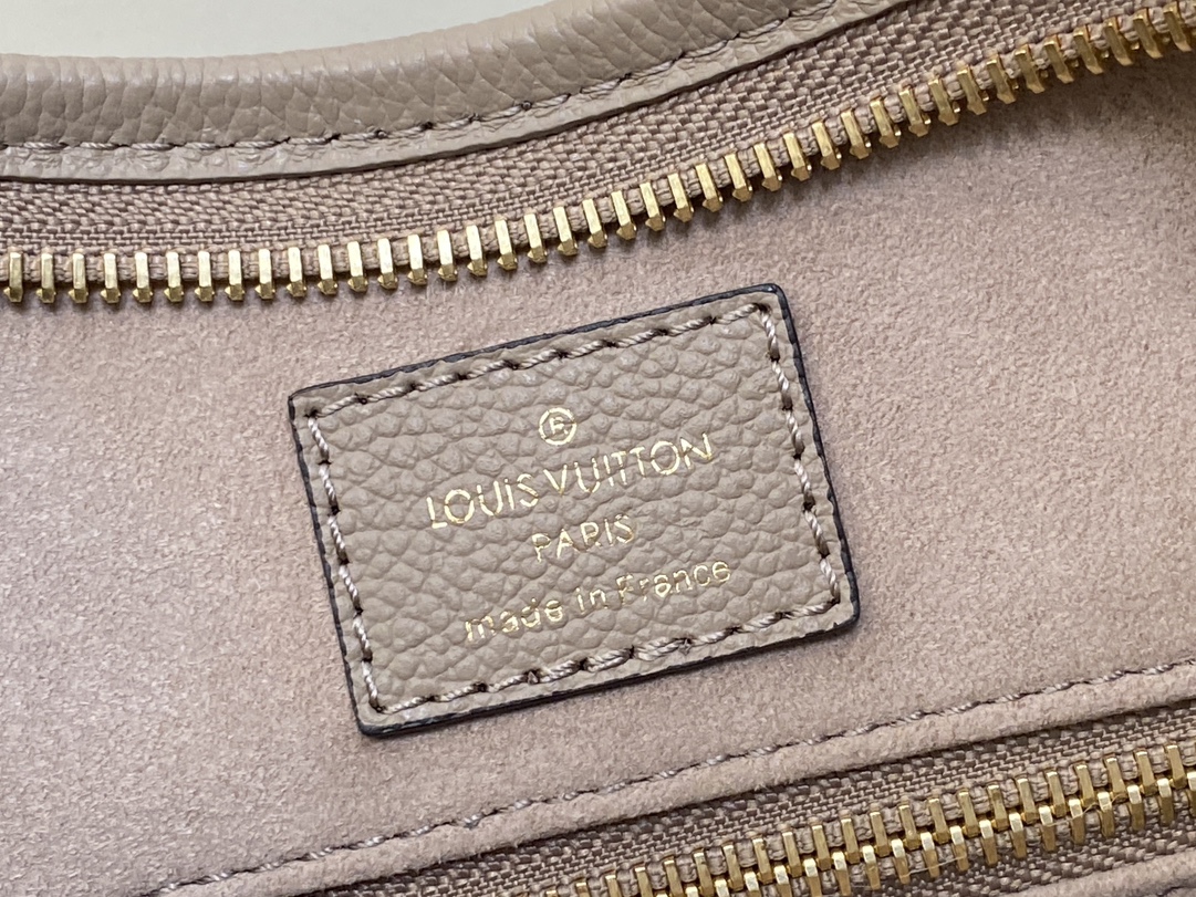 出厂价720【台湾货】M46288卡其丝印 M47180 全皮购物袋系列 小号 CarryAll 小号手袋 取材 Monogram 全皮压花皮革，成就都市生活的贴身伴侣。充裕构型设有齐整内层，大号内袋再添功能元素。Monogram  拉链手拿包通过皮革带固定。尺寸：29.0 x 24.0 x 12.0 厘米 (长 x 高 x 宽) 