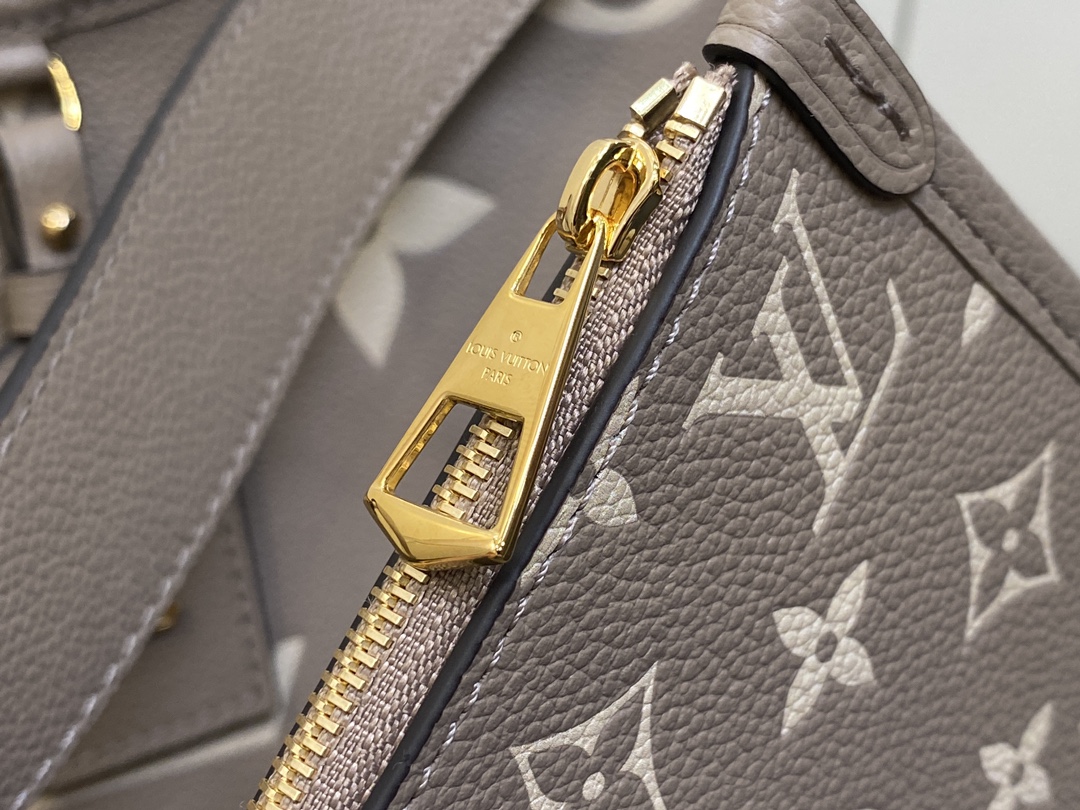 出厂价720【台湾货】M46288卡其丝印 M47180 全皮购物袋系列 小号 CarryAll 小号手袋 取材 Monogram 全皮压花皮革，成就都市生活的贴身伴侣。充裕构型设有齐整内层，大号内袋再添功能元素。Monogram  拉链手拿包通过皮革带固定。尺寸：29.0 x 24.0 x 12.0 厘米 (长 x 高 x 宽) 