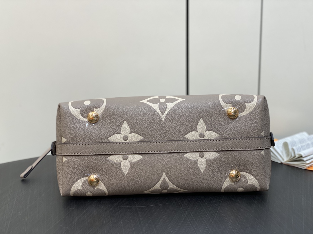 出厂价720【台湾货】M46288卡其丝印 M47180 全皮购物袋系列 小号 CarryAll 小号手袋 取材 Monogram 全皮压花皮革，成就都市生活的贴身伴侣。充裕构型设有齐整内层，大号内袋再添功能元素。Monogram  拉链手拿包通过皮革带固定。尺寸：29.0 x 24.0 x 12.0 厘米 (长 x 高 x 宽) 
