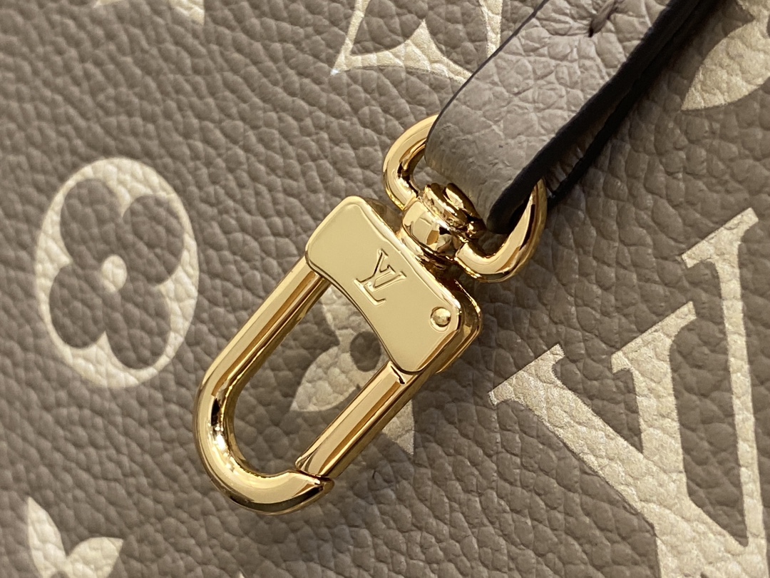 出厂价720【台湾货】M46288卡其丝印 M47180 全皮购物袋系列 小号 CarryAll 小号手袋 取材 Monogram 全皮压花皮革，成就都市生活的贴身伴侣。充裕构型设有齐整内层，大号内袋再添功能元素。Monogram  拉链手拿包通过皮革带固定。尺寸：29.0 x 24.0 x 12.0 厘米 (长 x 高 x 宽) 