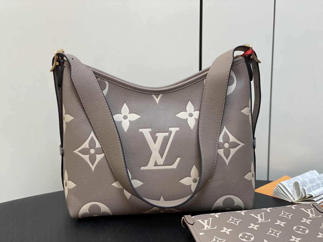 出厂价720【台湾货】M46288卡其丝印 M47180 全皮购物袋系列 小号 CarryAll 小号手袋 取材 Monogram 全皮压花皮革，成就都市生活的贴身伴侣。充裕构型设有齐整内层，大号内袋再添功能元素。Monogram  拉链手拿包通过皮革带固定。尺寸：29.0 x 24.0 x 12.0 厘米 (长 x 高 x 宽) 