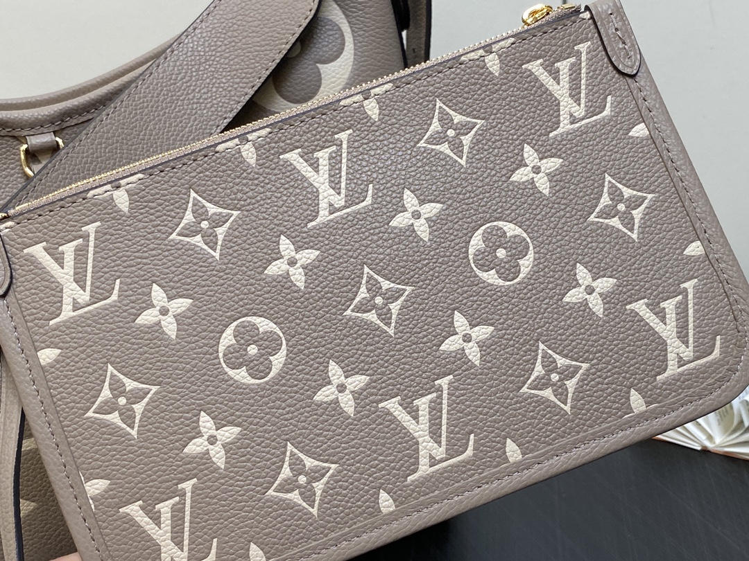 出厂价720【台湾货】M46288卡其丝印 M47180 全皮购物袋系列 小号 CarryAll 小号手袋 取材 Monogram 全皮压花皮革，成就都市生活的贴身伴侣。充裕构型设有齐整内层，大号内袋再添功能元素。Monogram  拉链手拿包通过皮革带固定。尺寸：29.0 x 24.0 x 12.0 厘米 (长 x 高 x 宽) 