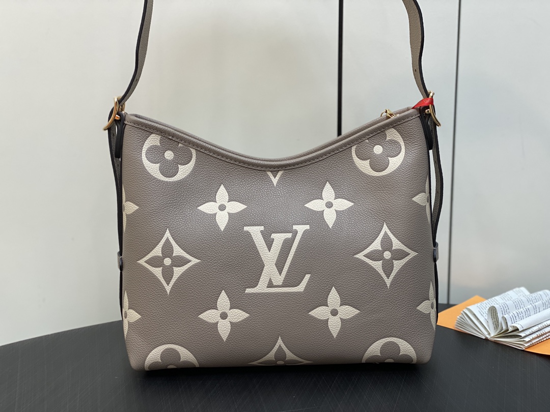 出厂价720【台湾货】M46288卡其丝印 M47180 全皮购物袋系列 小号 CarryAll 小号手袋 取材 Monogram 全皮压花皮革，成就都市生活的贴身伴侣。充裕构型设有齐整内层，大号内袋再添功能元素。Monogram  拉链手拿包通过皮革带固定。尺寸：29.0 x 24.0 x 12.0 厘米 (长 x 高 x 宽) 