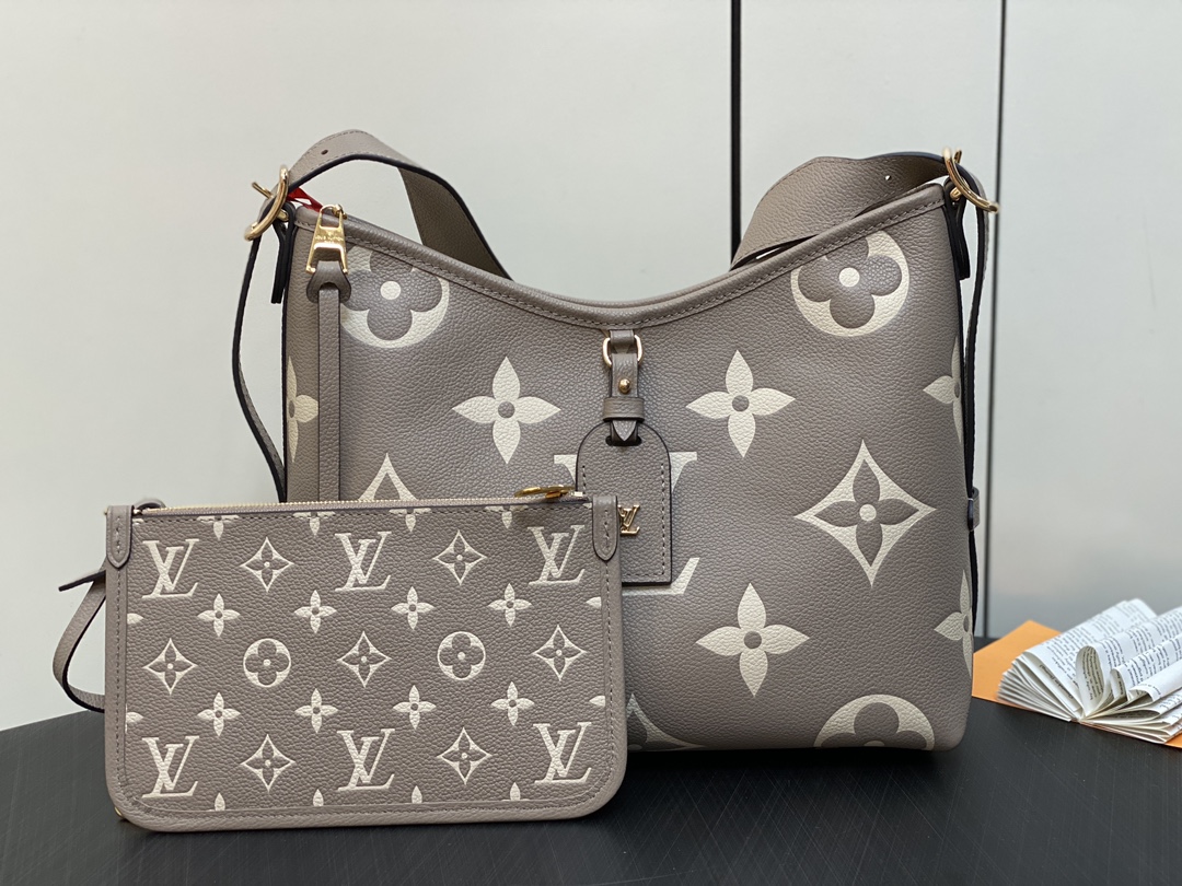 出厂价720【台湾货】M46288卡其丝印 M47180 全皮购物袋系列 小号 CarryAll 小号手袋 取材 Monogram 全皮压花皮革，成就都市生活的贴身伴侣。充裕构型设有齐整内层，大号内袋再添功能元素。Monogram  拉链手拿包通过皮革带固定。尺寸：29.0 x 24.0 x 12.0 厘米 (长 x 高 x 宽) 