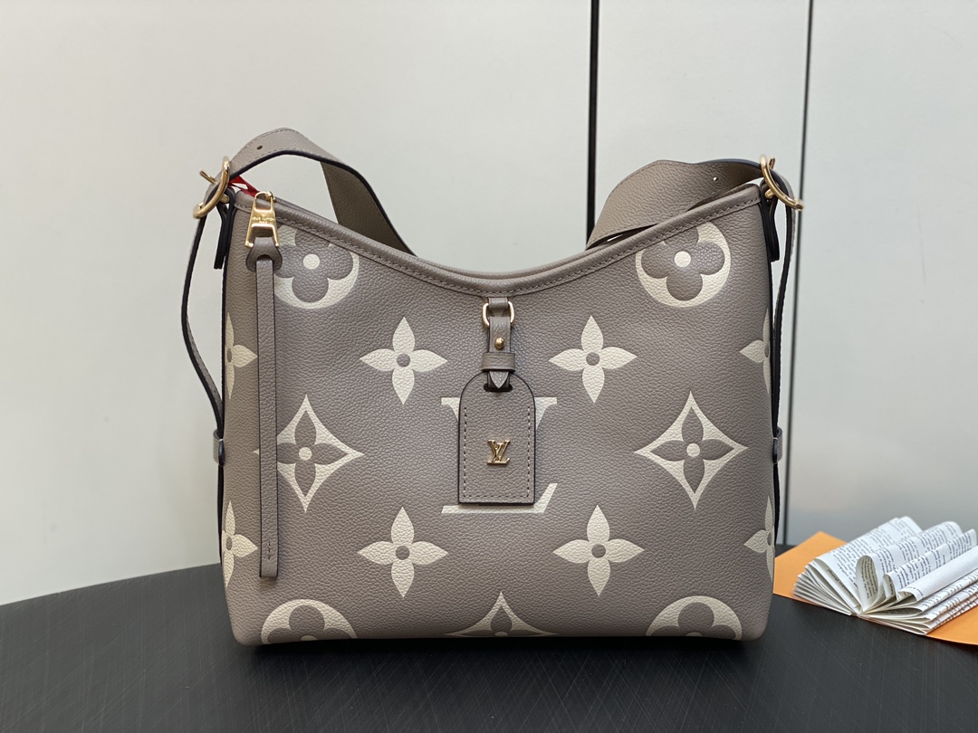 出厂价720【台湾货】M46288卡其丝印 M47180 全皮购物袋系列 小号 CarryAll 小号手袋 取材 Monogram 全皮压花皮革，成就都市生活的贴身伴侣。充裕构型设有齐整内层，大号内袋再添功能元素。Monogram  拉链手拿包通过皮革带固定。尺寸：29.0 x 24.0 x 12.0 厘米 (长 x 高 x 宽) 
