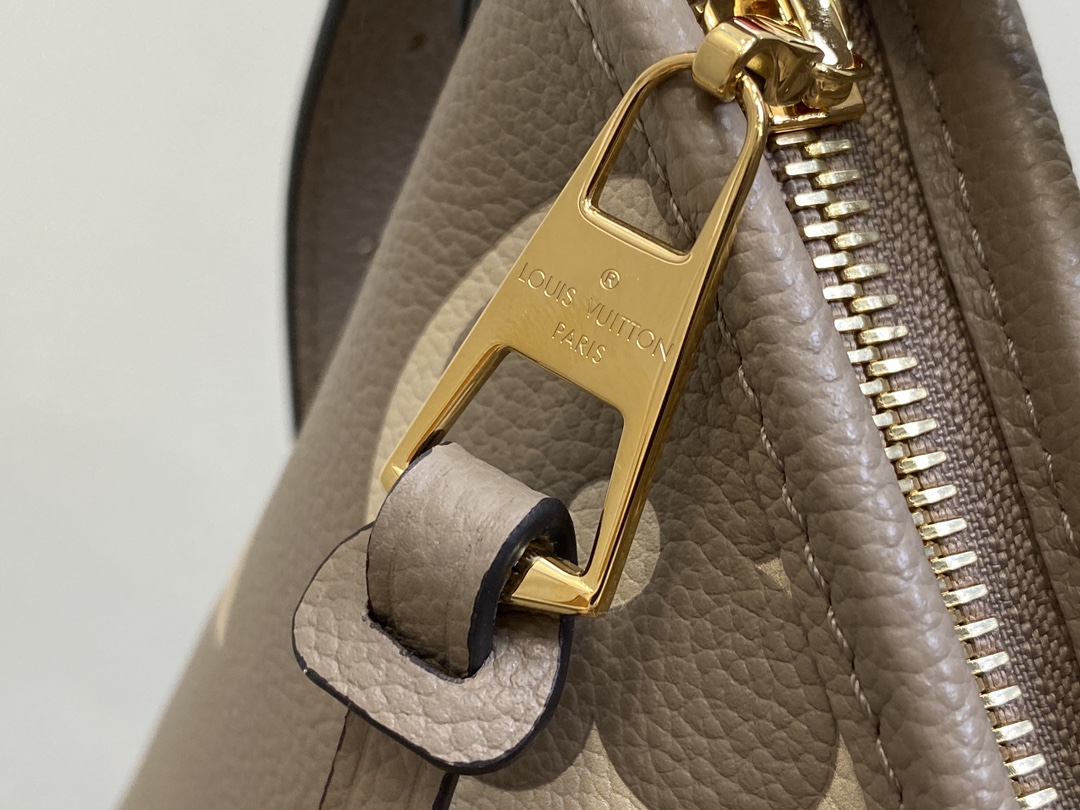 出厂价720【台湾货】M46288卡其丝印 M47180 全皮购物袋系列 小号 CarryAll 小号手袋 取材 Monogram 全皮压花皮革，成就都市生活的贴身伴侣。充裕构型设有齐整内层，大号内袋再添功能元素。Monogram  拉链手拿包通过皮革带固定。尺寸：29.0 x 24.0 x 12.0 厘米 (长 x 高 x 宽) 