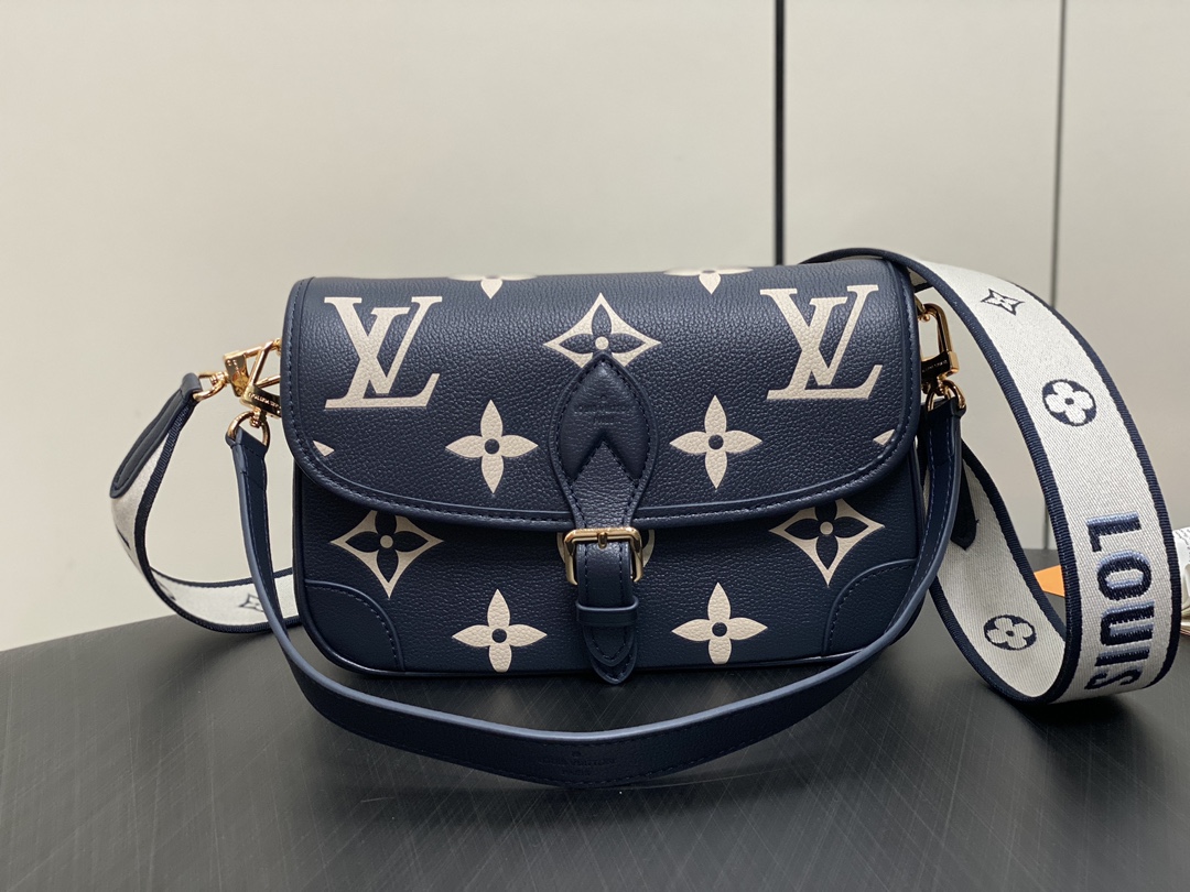 Louis Vuitton LV Diane Bolsos de mano Bolsos cruzados y bandoleras Negro Azul claro marino Blanco Bordado Empreinte​ Baguette M46386