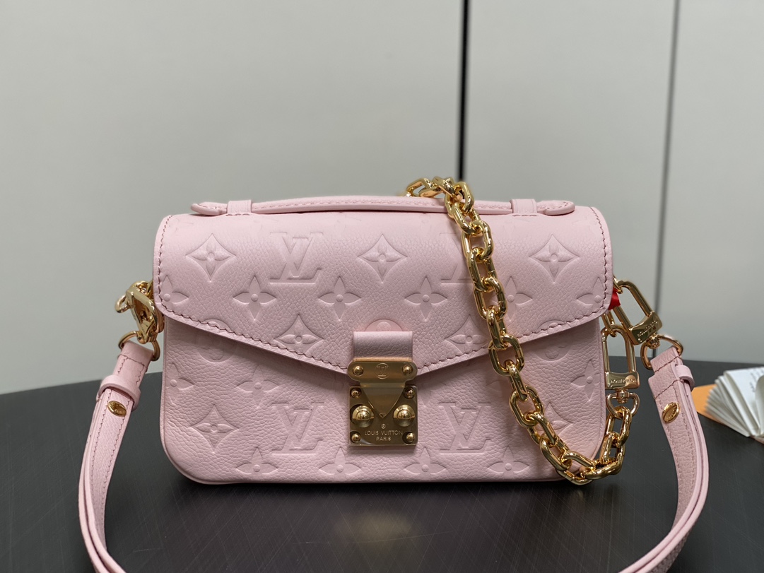 mejor diseñador en línea barato
 Louis Vuitton LV Pochette MeTis Bolsos de mano Bolsos cruzados y bandoleras Bolsos de mensajero Rosa Empreinte​ Cadena M46595