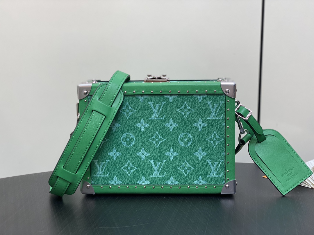 Louis Vuitton Bolsos de embrague Bolsos cruzados y bandoleras Verde Monogram Canvas Lona Colección primavera – verano M11049