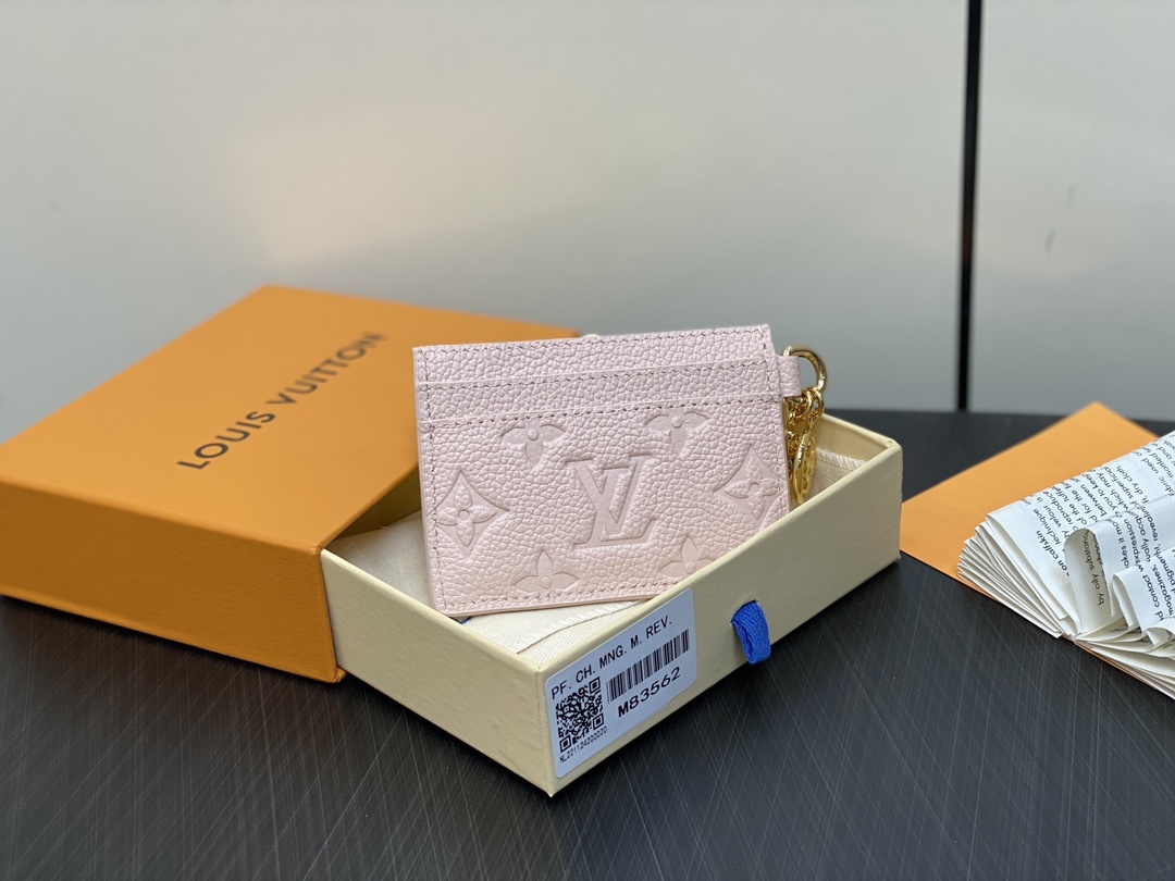 顶级原单M83562粉色M83585全皮压花卡包钱包系列這款LVCharms名片夾以MonogramEm