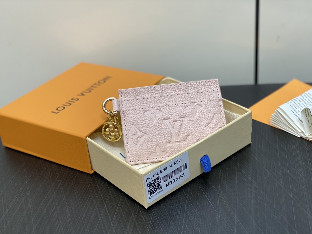 顶级原单M83562粉色M83585全皮压花卡包钱包系列這款LVCharms名片夾以MonogramEm