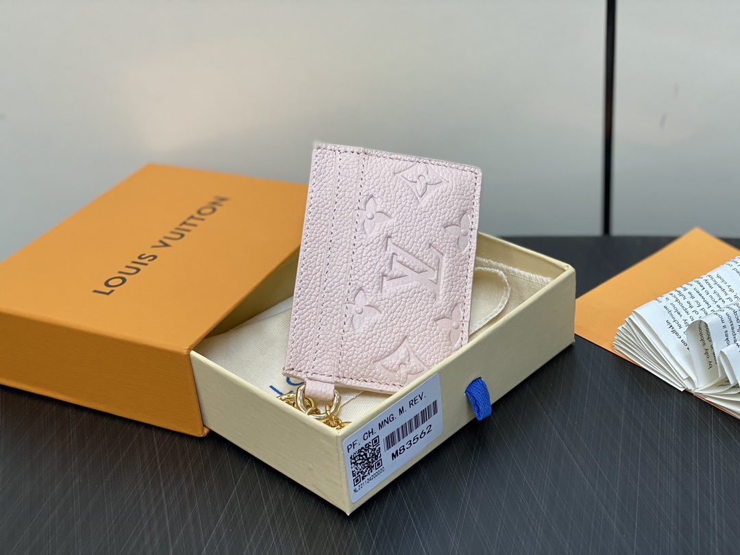 顶级原单M83562粉色M83585全皮压花卡包钱包系列這款LVCharms名片夾以MonogramEm