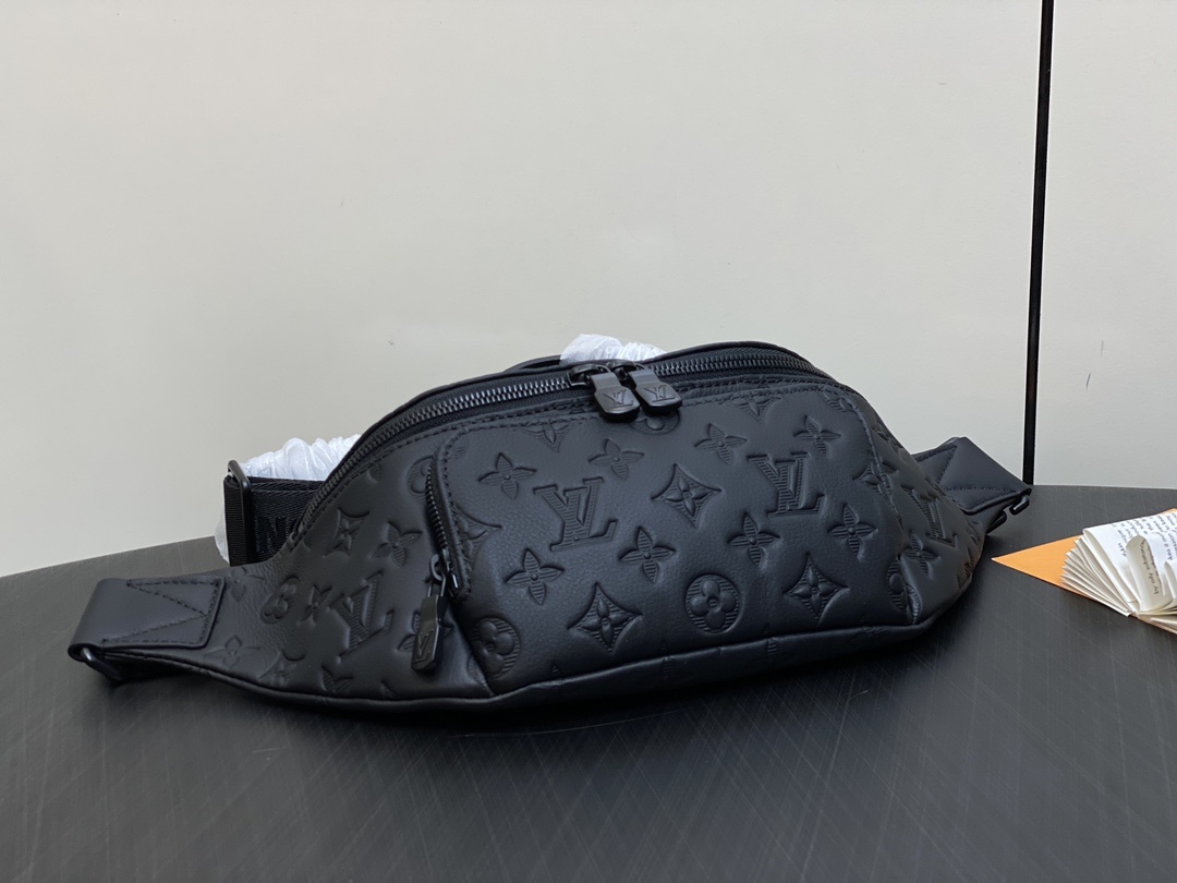 顶级原单M47058黑色全皮压花男包腰包系列本款RushBumbag腰包以MonogramShadow牛