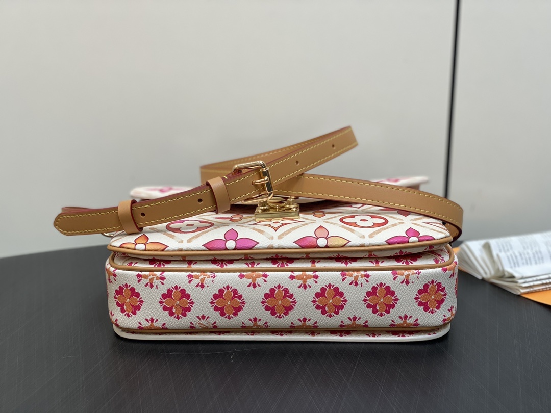 顶级原单M11461印花邮差包系列PochetteMétis手袋撷取MonogramTiles帆布的缤纷