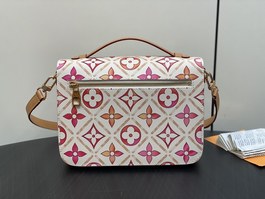 顶级原单M11461印花邮差包系列PochetteMétis手袋撷取MonogramTiles帆布的缤纷