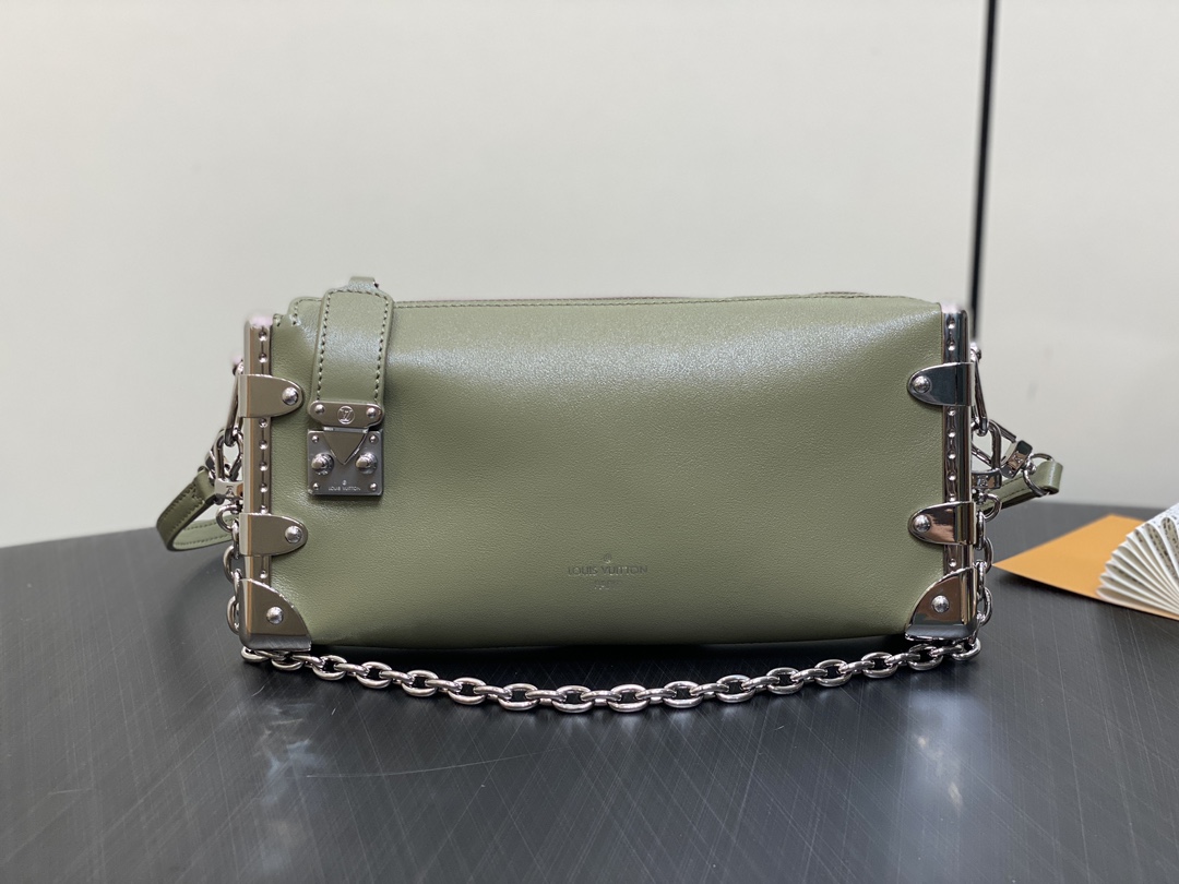 Louis Vuitton Bolsos de mano Verde oscuro Cuero de vaca Cadena M25445