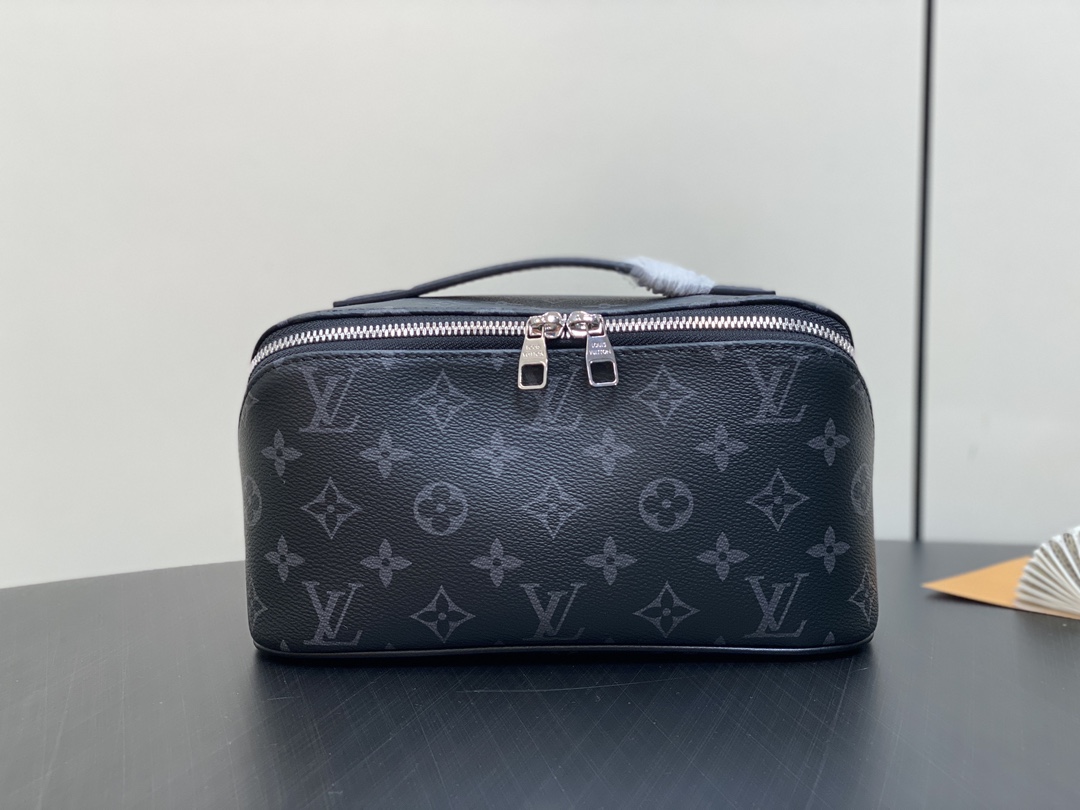 Louis Vuitton Pochette Borse per Cosmetici Nero Uomini Monogram Canvas Tela Tessuto M11750