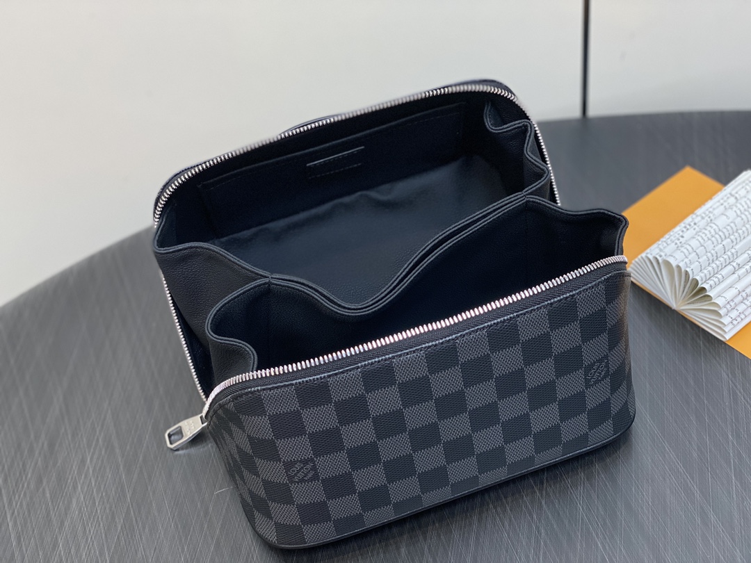 顶级原单M11750黑格洗漱包手拿包系列TOILETRYBAG盥洗袋ToiletryBag2Compar