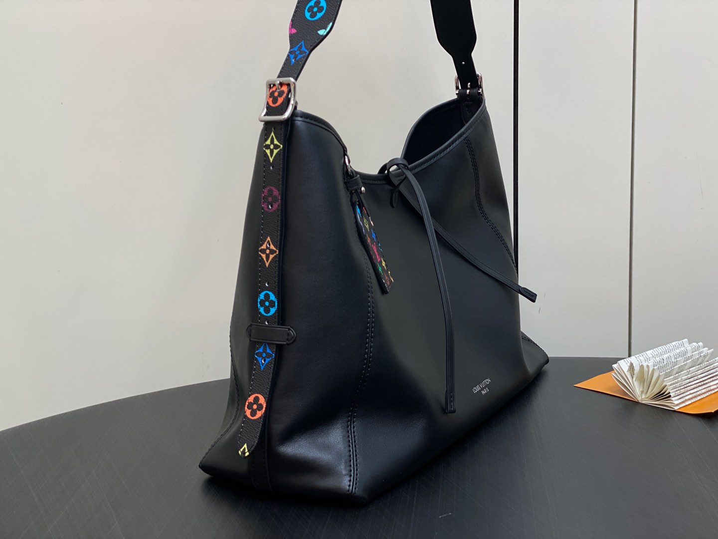 【顶级原单】M13105黑色全皮黑彩 购物袋系列 CarryAll Dark LT中号手袋 黑色（三彩-