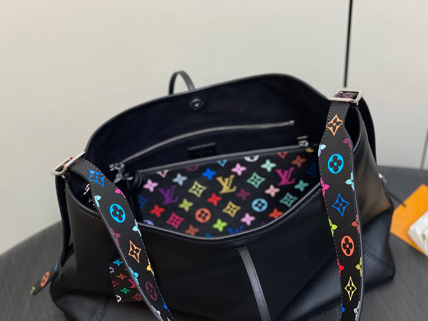 【顶级原单】M13105黑色全皮黑彩 购物袋系列 CarryAll Dark LT中号手袋 黑色（三彩-