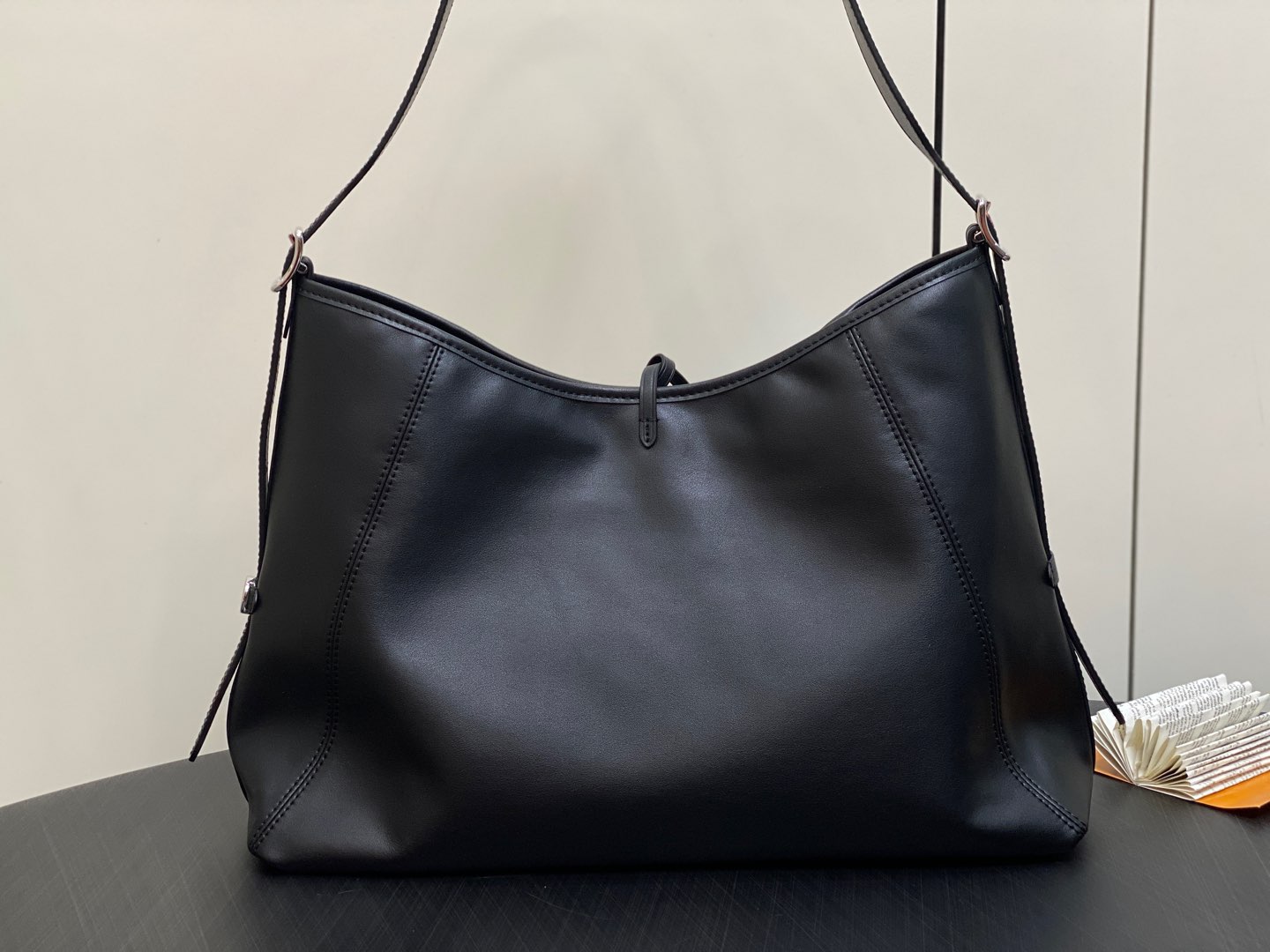 【顶级原单】M13105黑色全皮黑彩 购物袋系列 CarryAll Dark LT中号手袋 黑色（三彩-