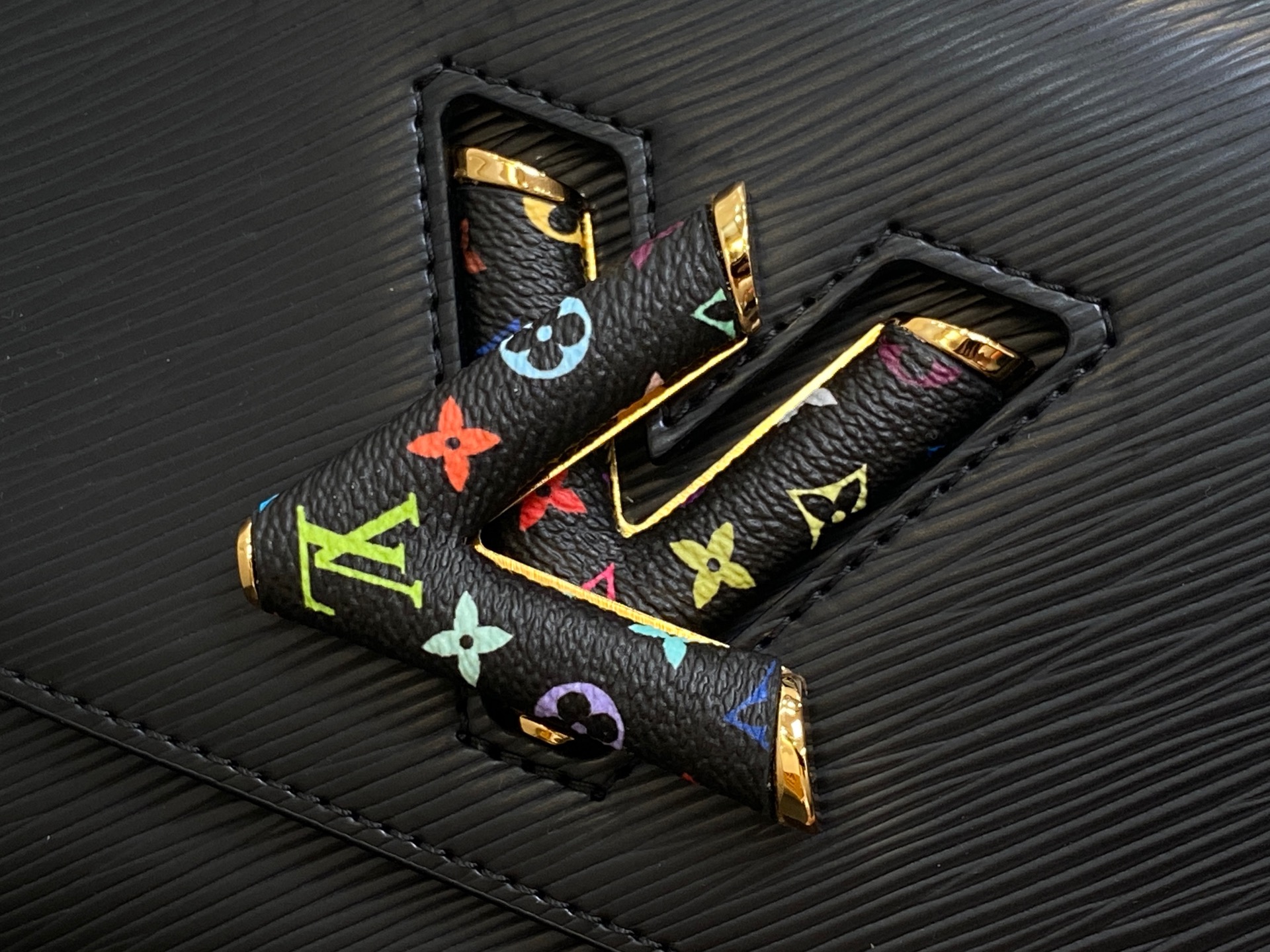 【顶级原单】M13243黑彩 黑色水波纹 当季新款 LV x TM TWIST SLIM 中号手袋 本款